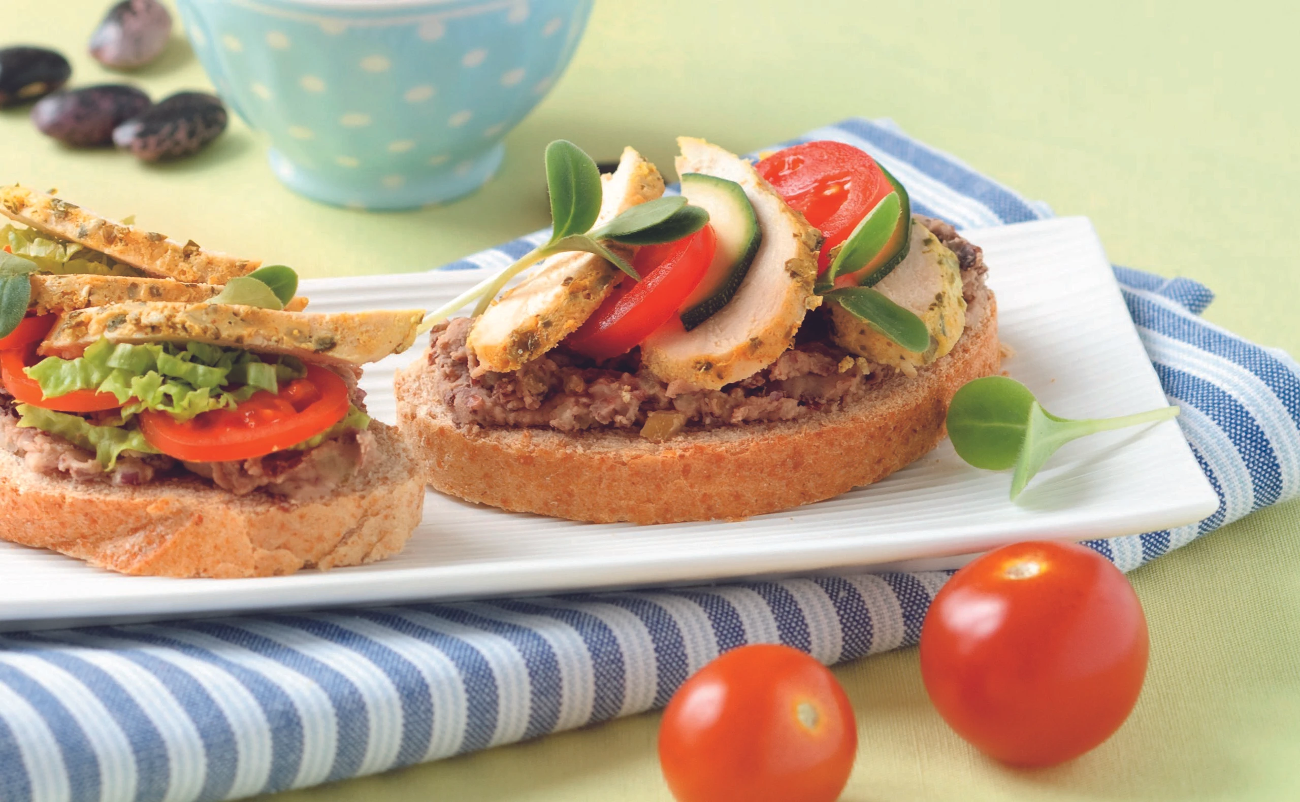 Brötchen mit Käferbohnen-Creme und Huhn