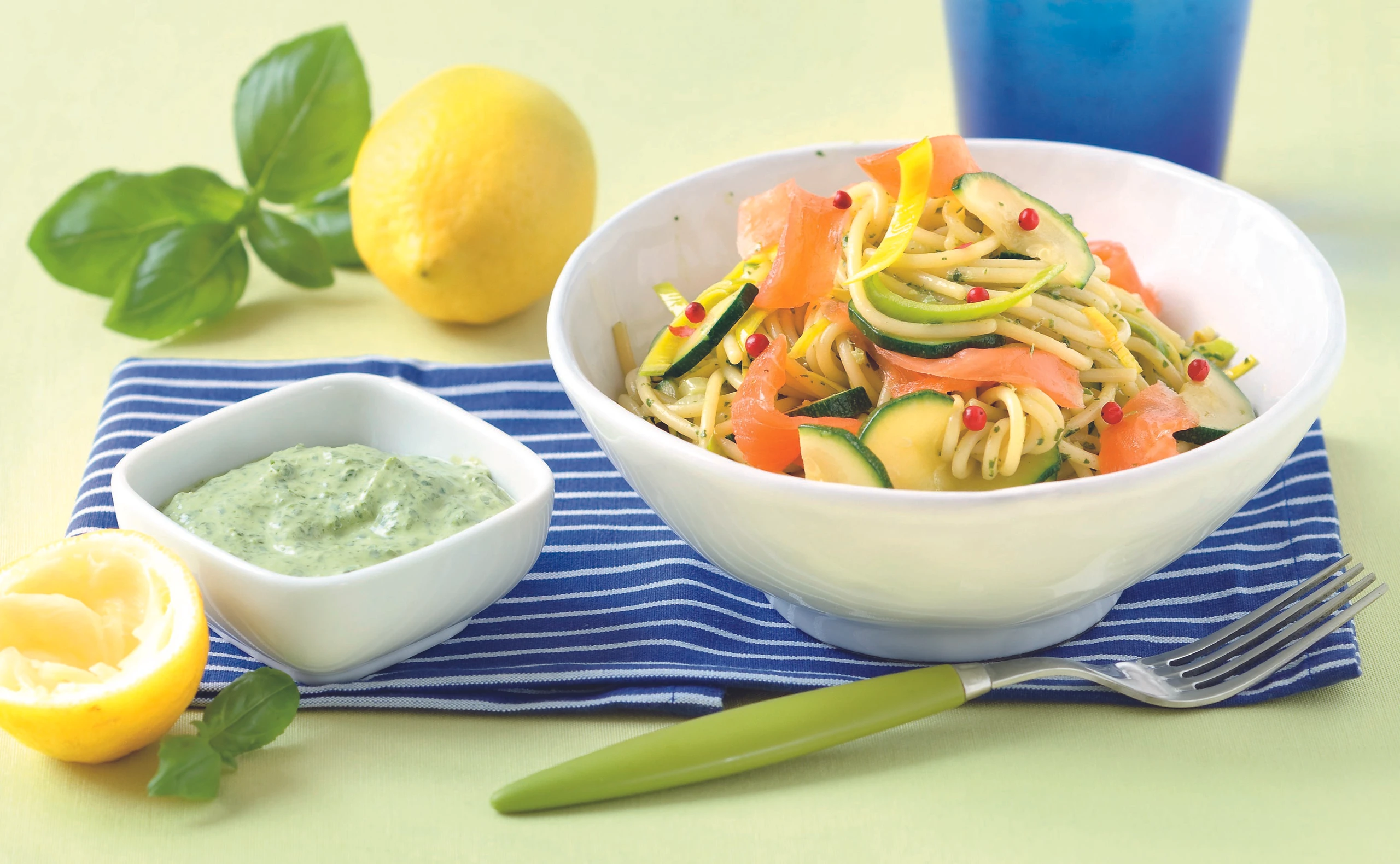 Spaghetti mit Lachs, Zucchini, Lauch und Pesto