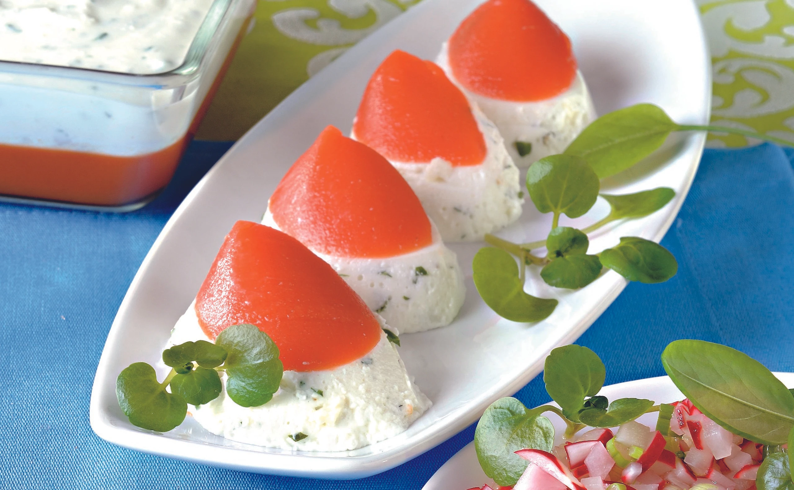 Rot-weiße Kräuter-Schafkäse-Joghurt-Mousse