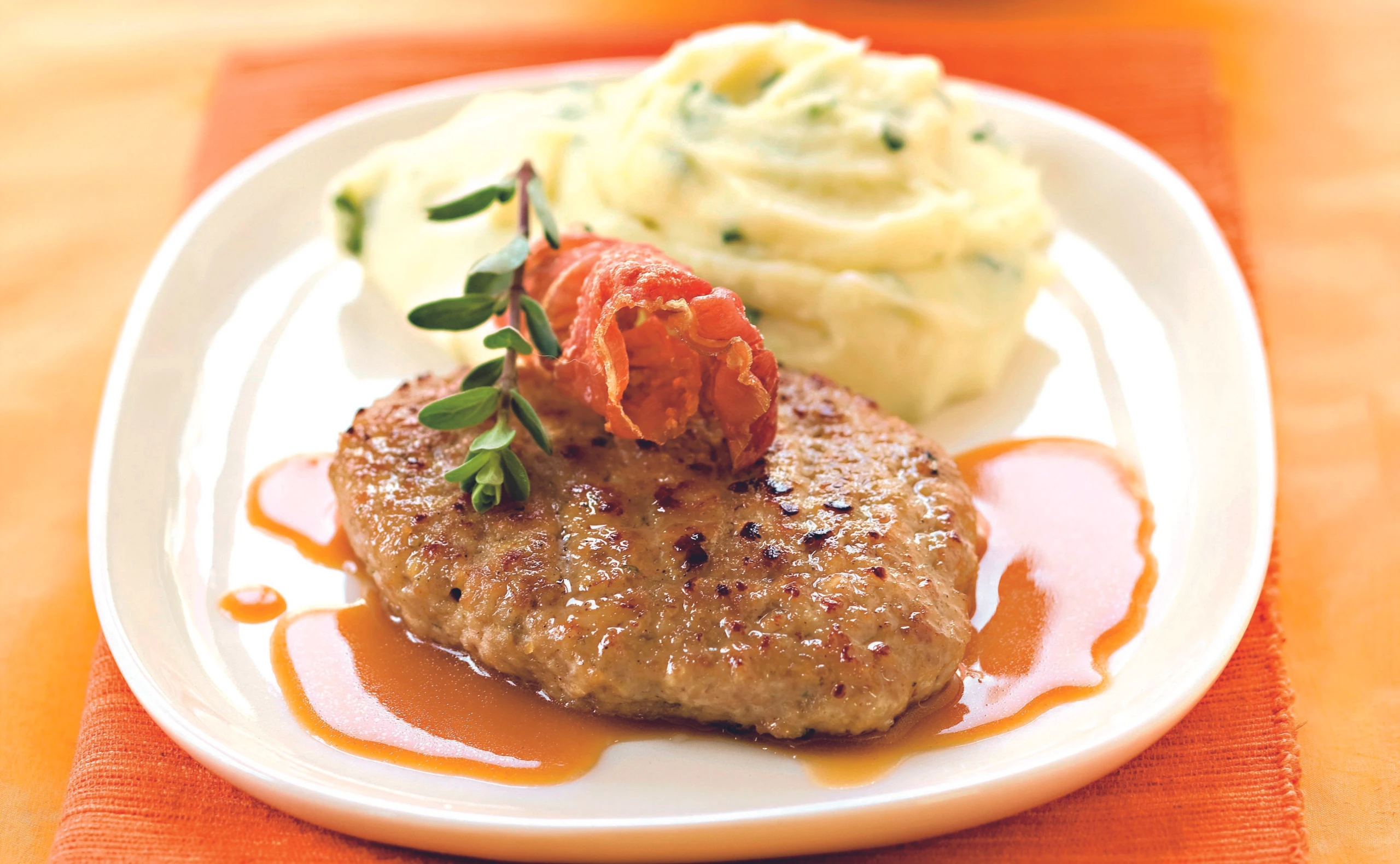 Faschiertes Butterschnitzerl mit Petersil-Erdäpfelpüree