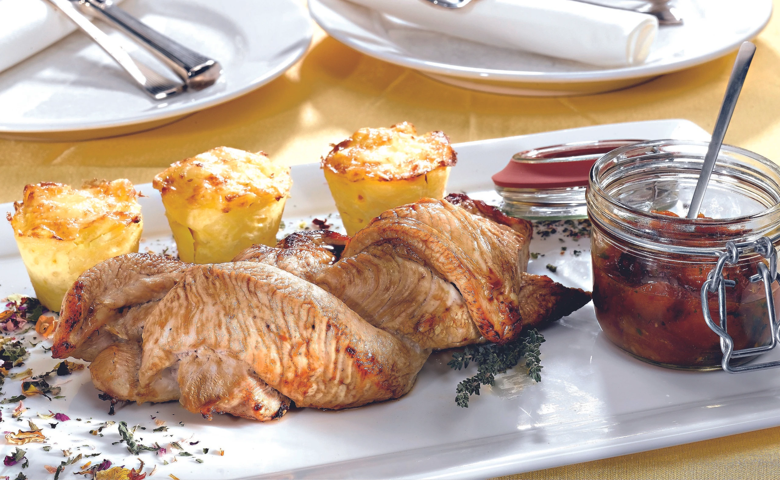 Glacierter Truthahnzopf mit Zitronen-Erdäpfeln