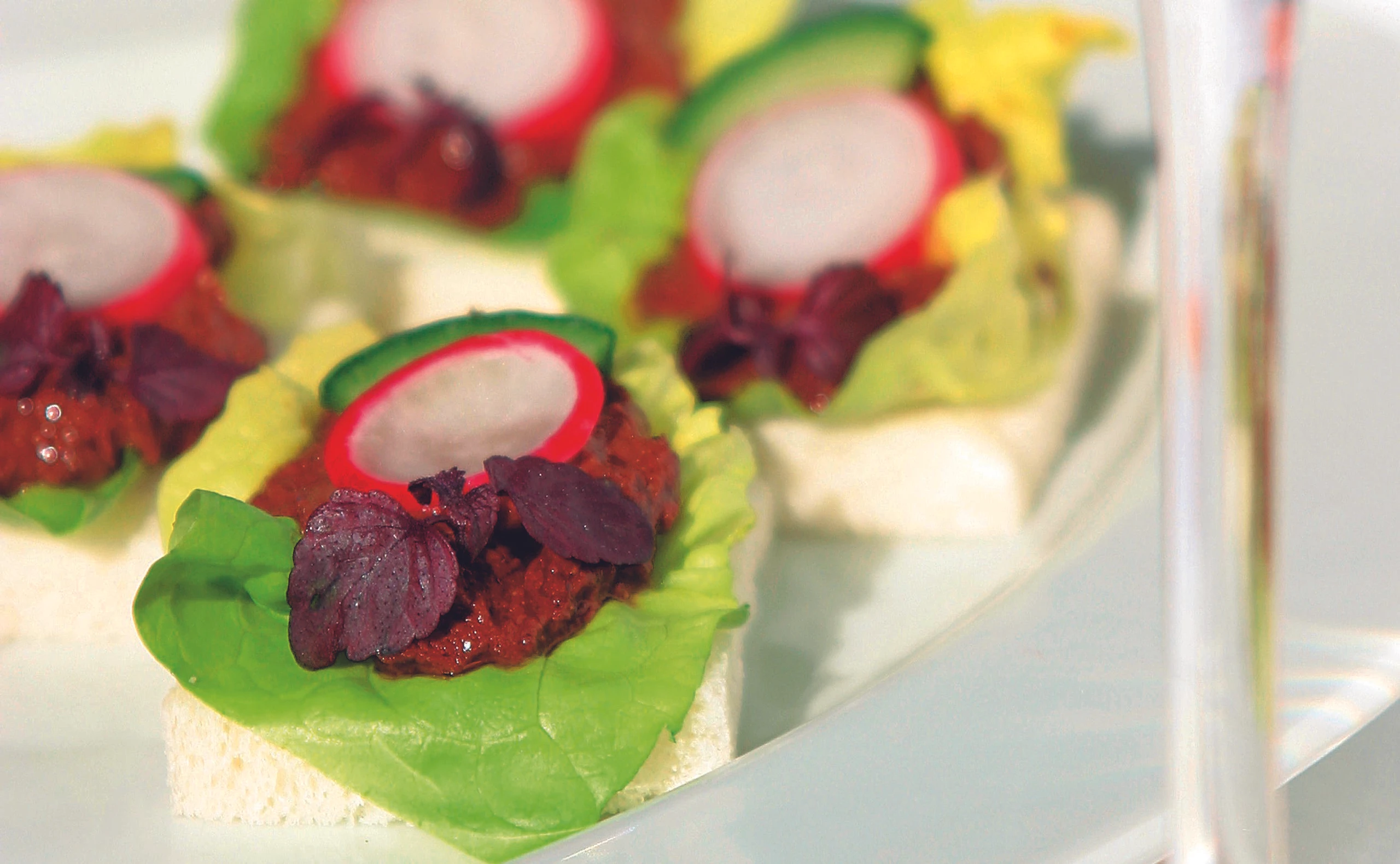 Brötchen mit Olivencreme