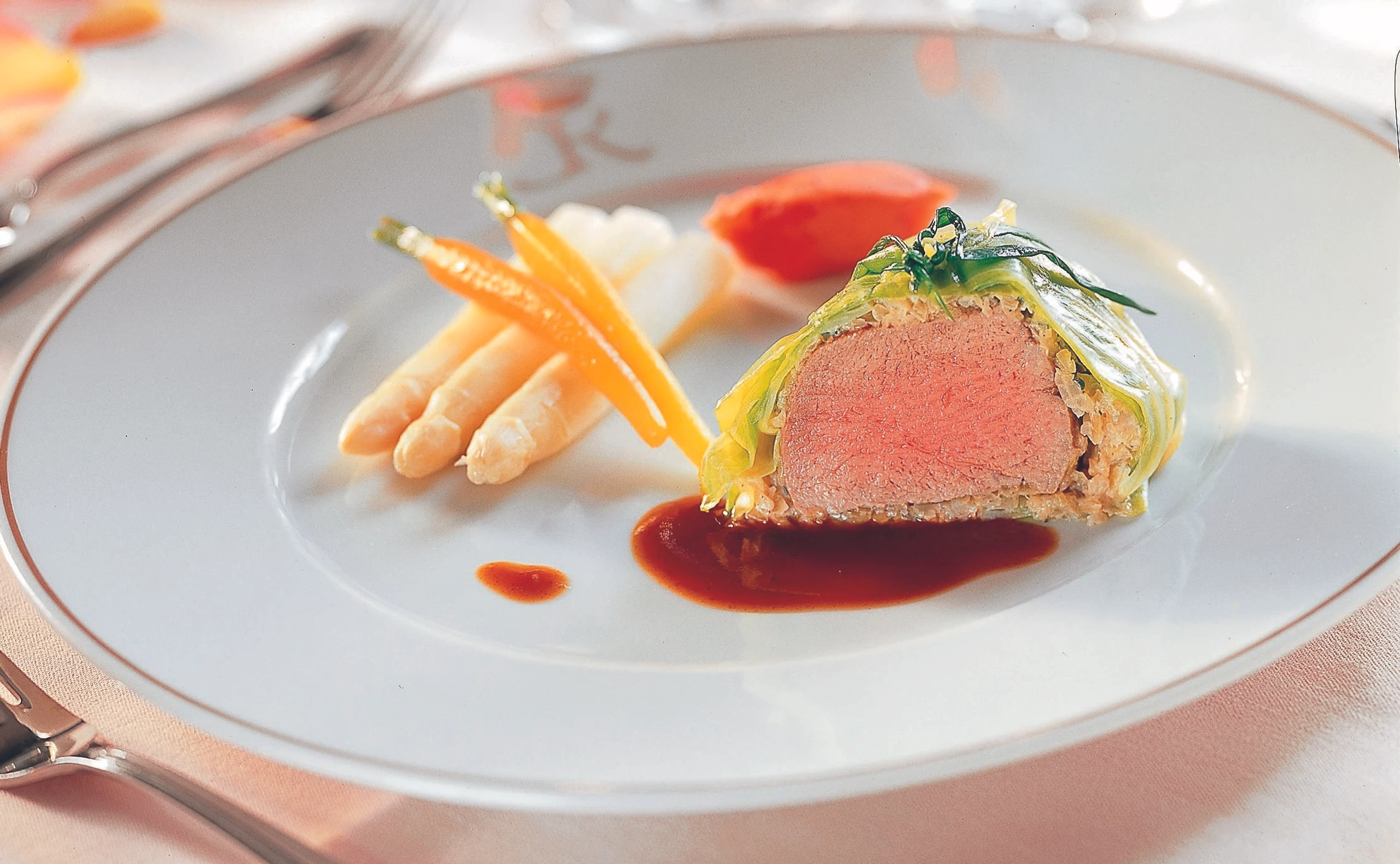 Kalbsmedaillons mit Krauthülle, Spargel und Paradeis-Erdäpfelpüree