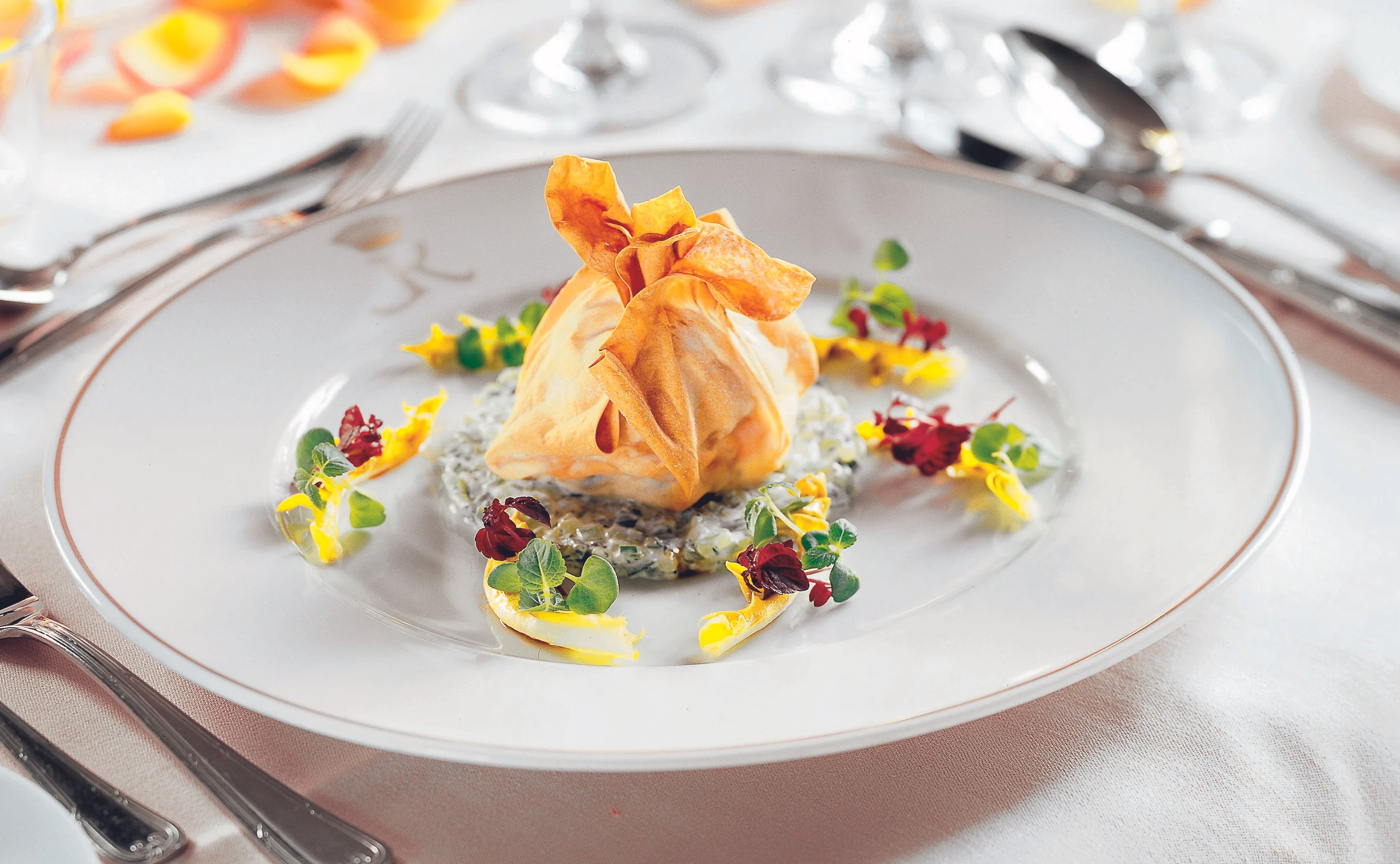 Saiblingsfilet im Strudelsäckchen mit Gurkenkonfit