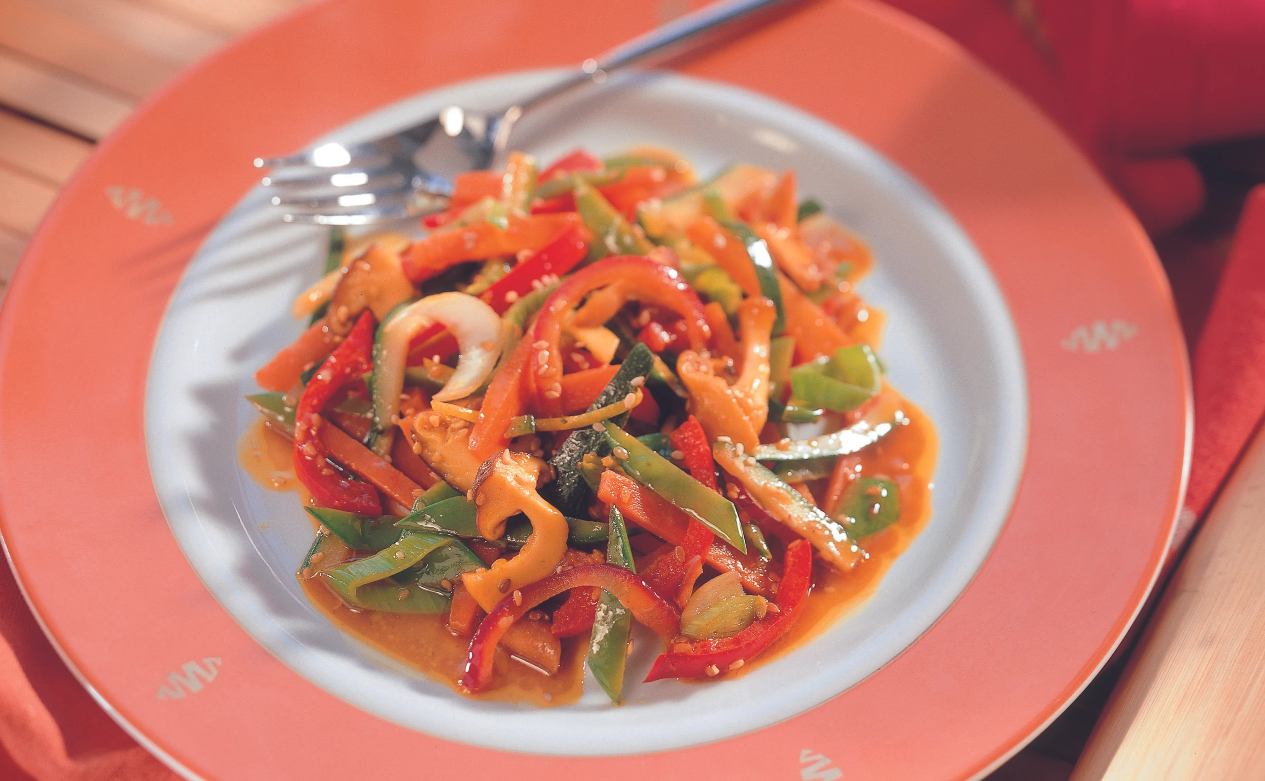 Knackig gebratenes Gemüse mit Curry und Sesam