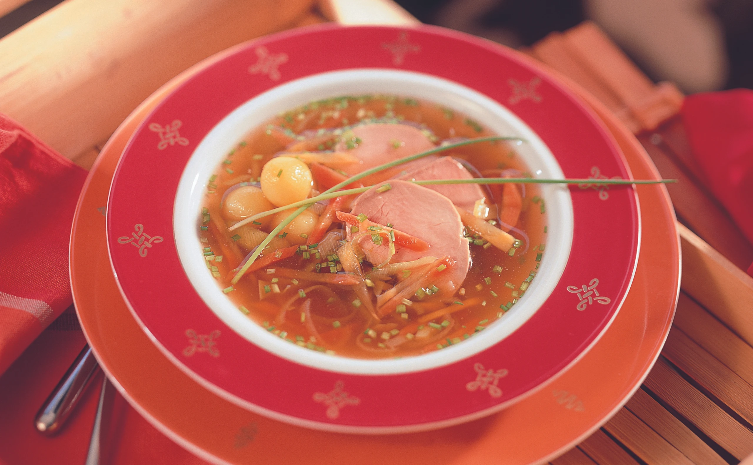 Pochiertes Schweinsfilet mit Schnittlauchfond