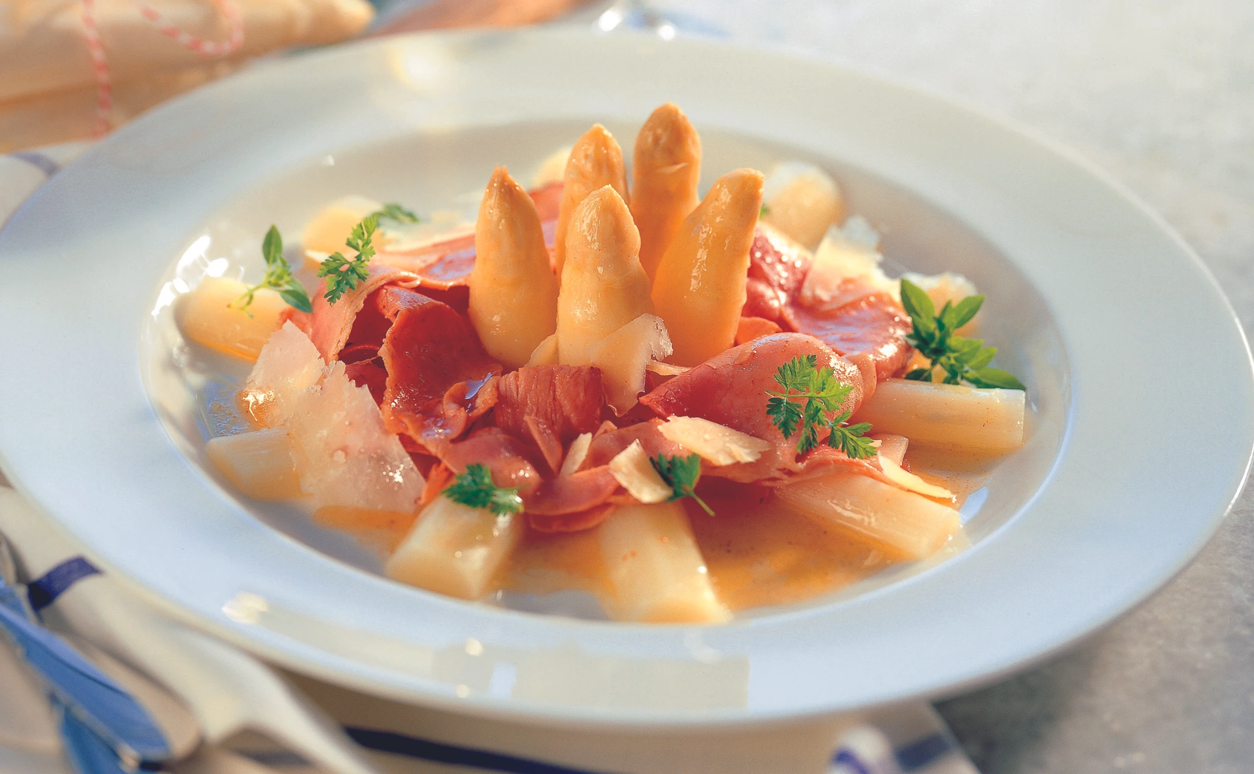 Solospargel mit gebratenem Beinschinken