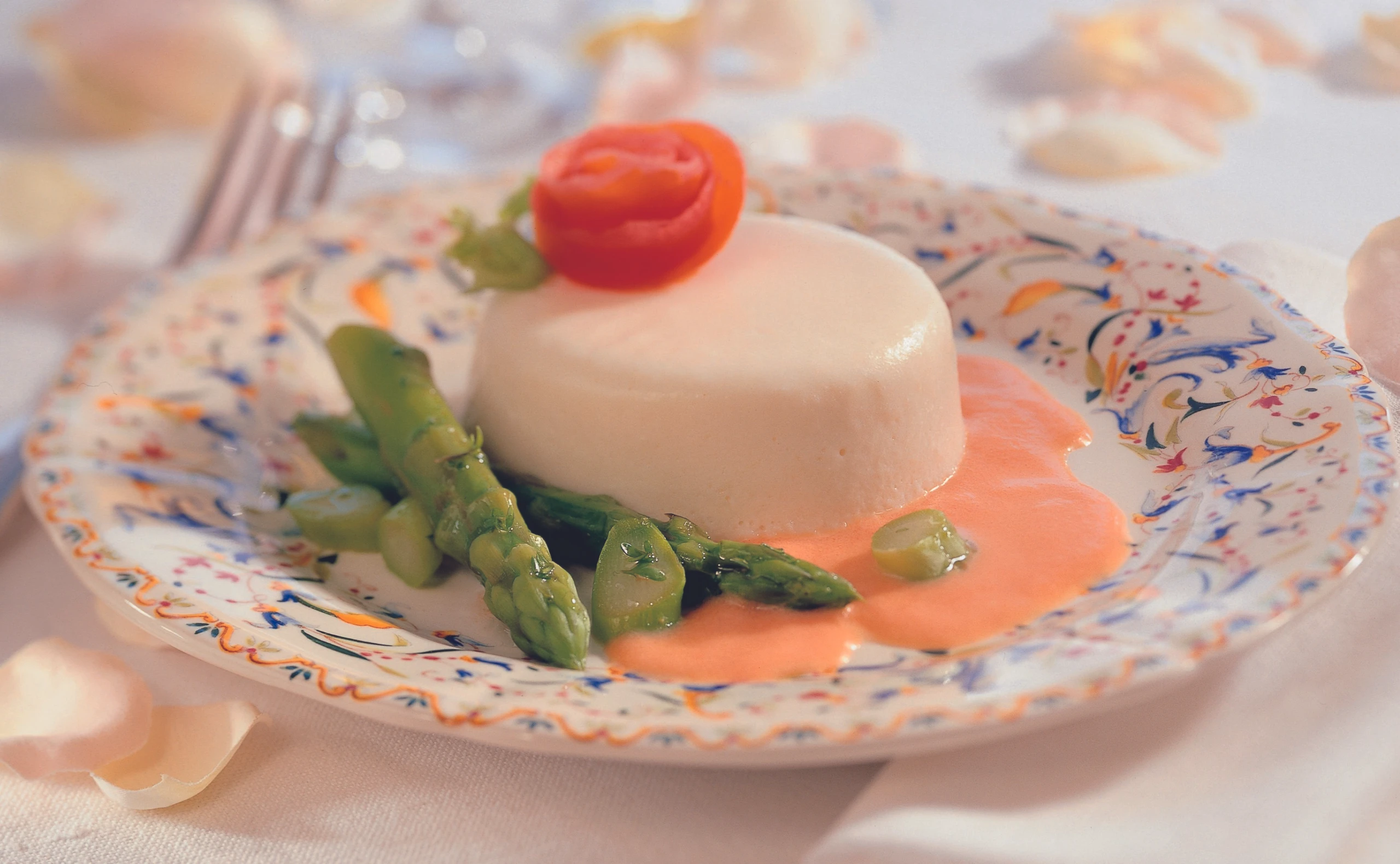 Spargelmus mit Tomatenrose und Tomaten-Rahmsauce