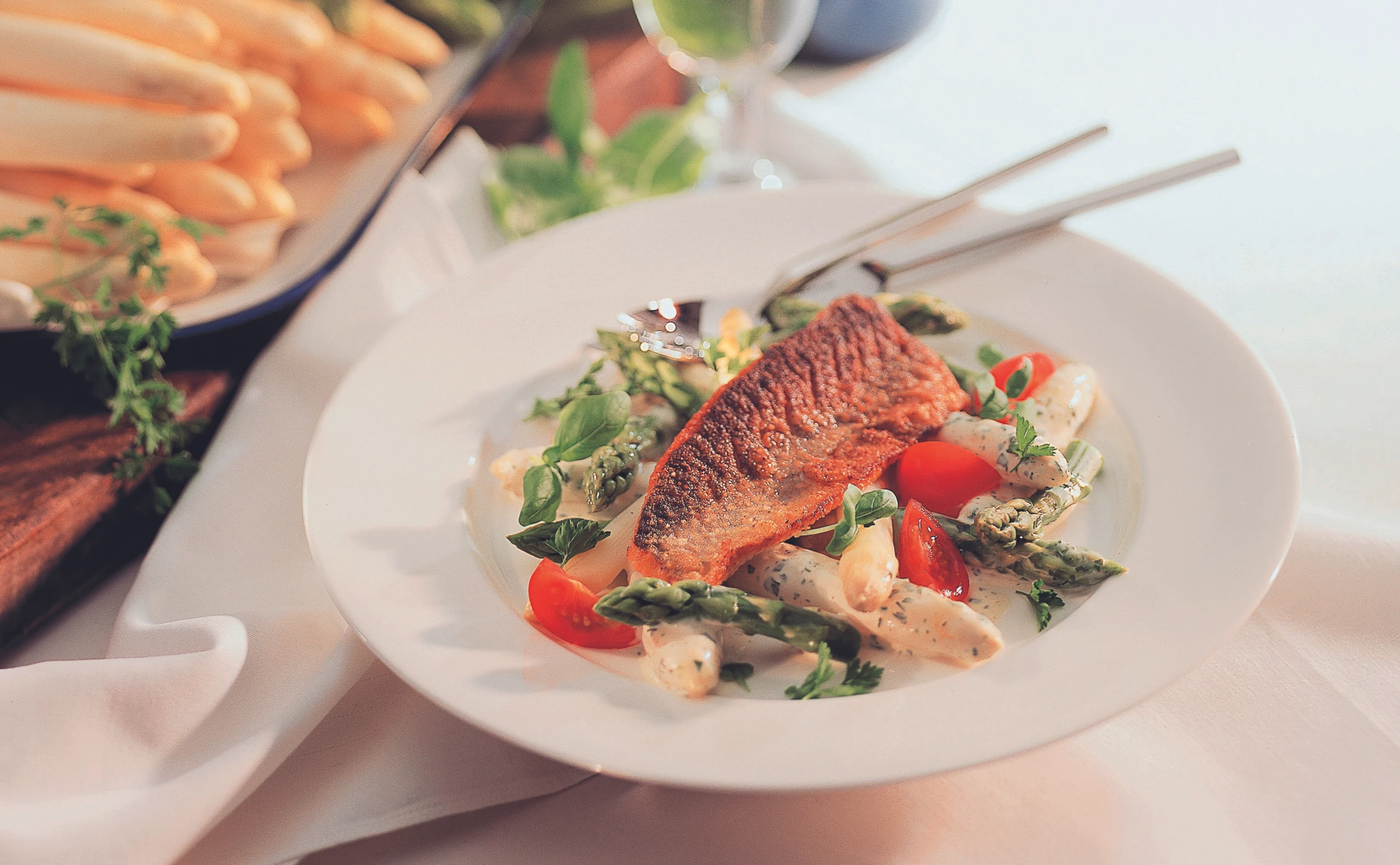 Spargelrahmsalat mit gebratenem Saiblingsfilet