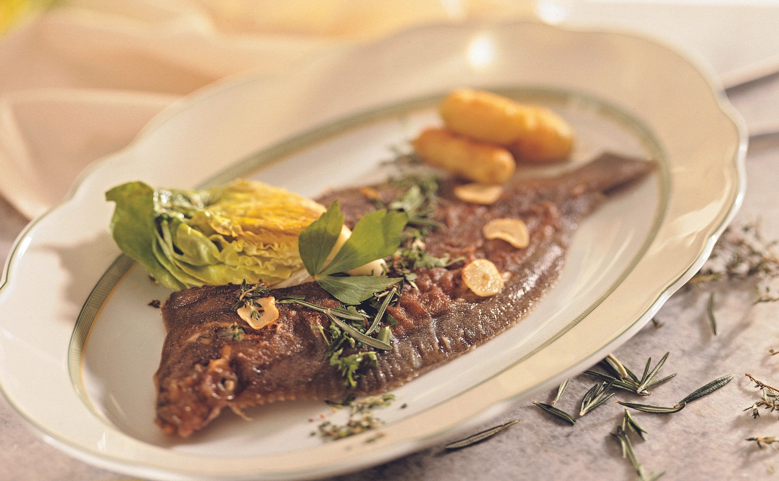 Gebratene Scholle mit frischen Kräutern