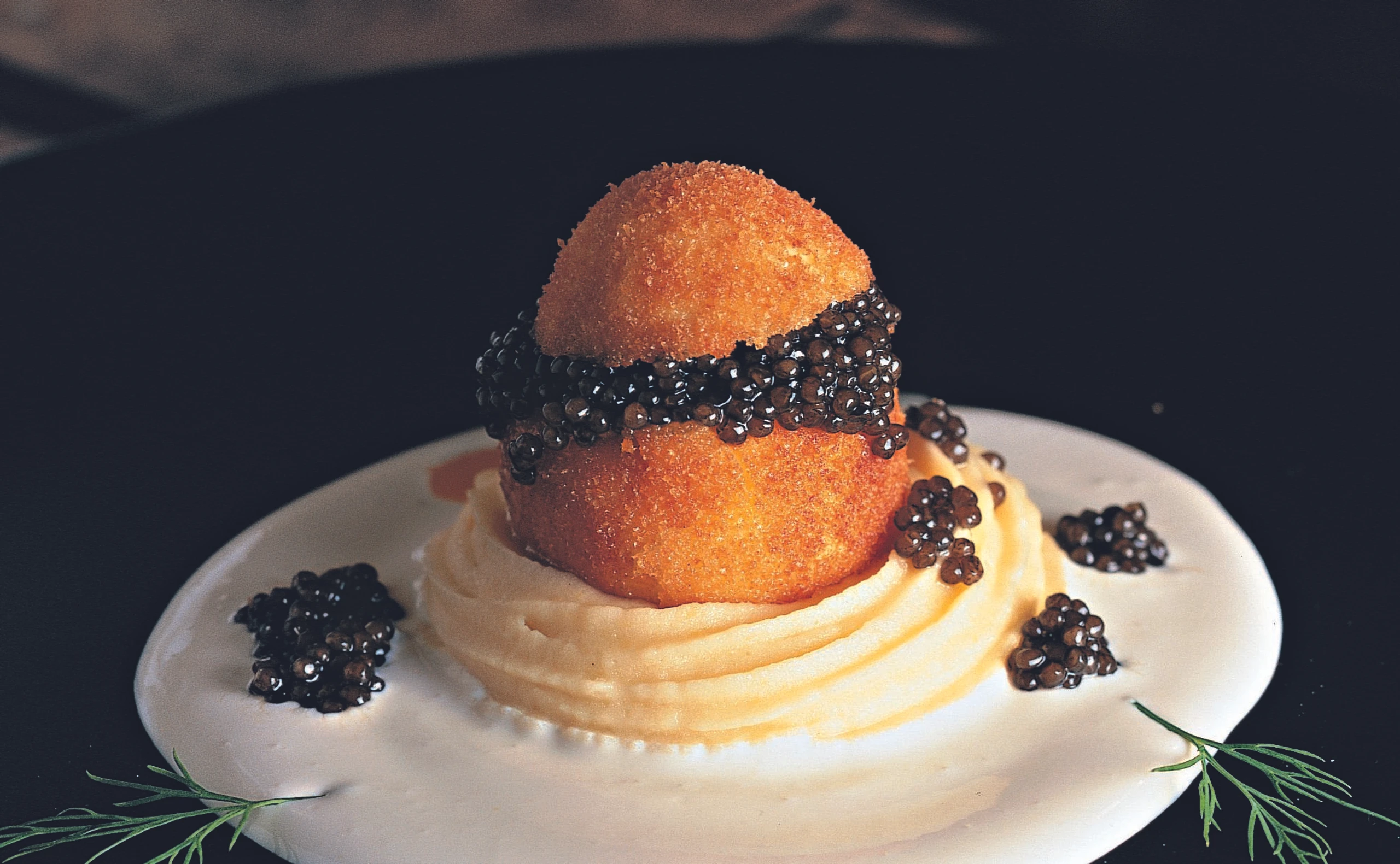 Paniertes Kaviar-Ei auf Erdäpfelpüree