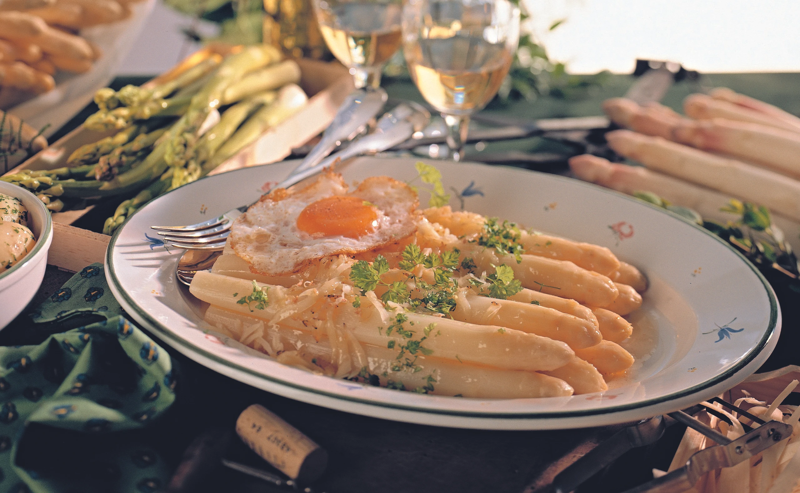 Spargel auf Schweizer Art mit Petersilerdäpfeln