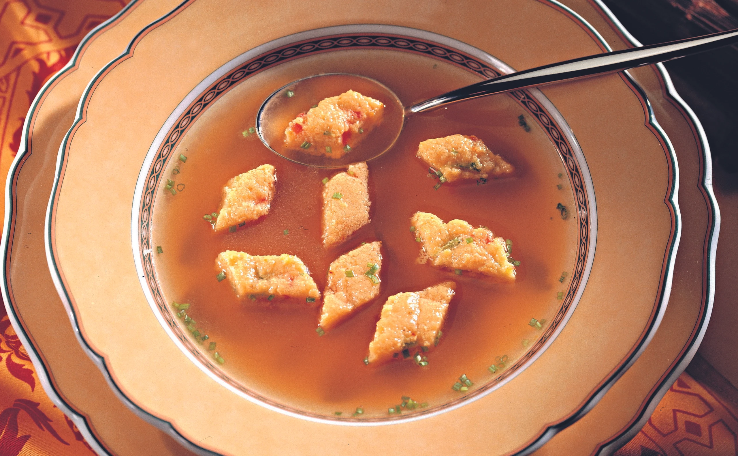 Suppe mit Paprika-Safran-Schöberln