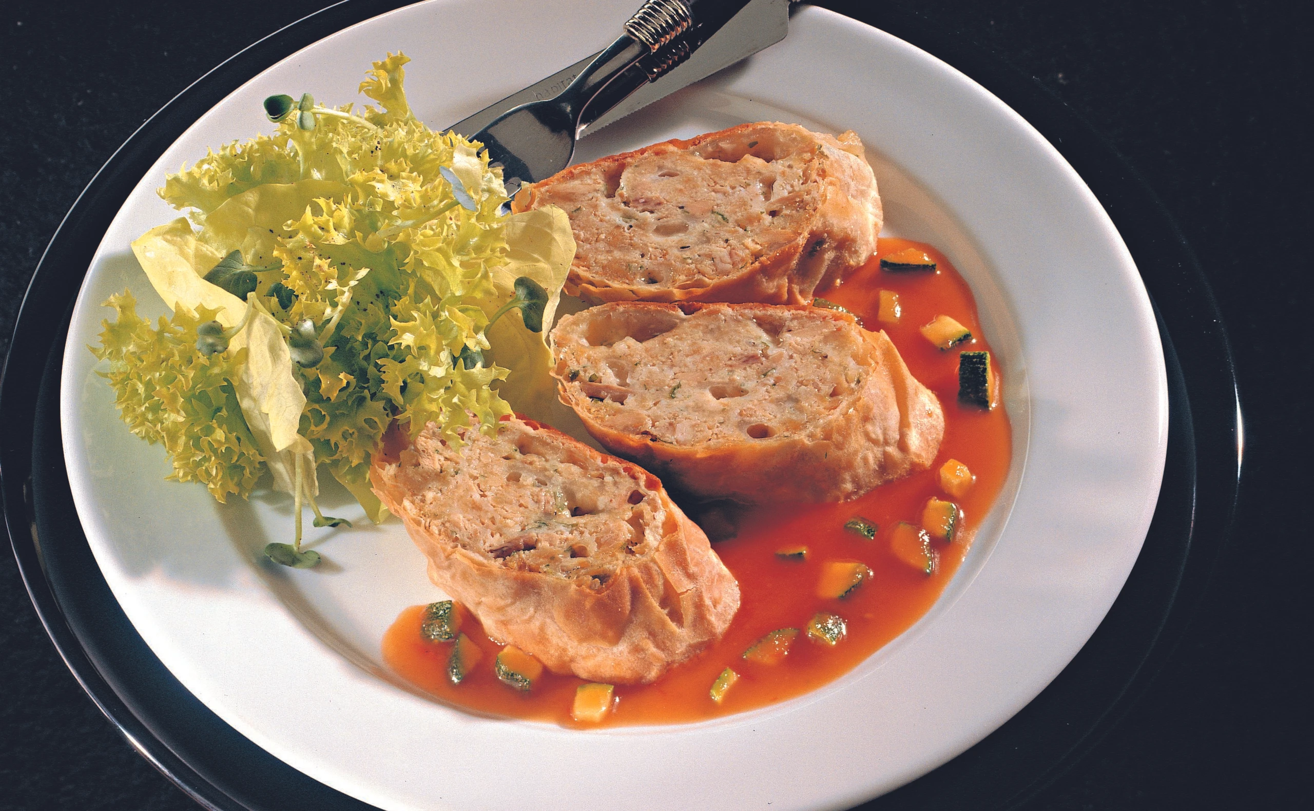 Thunfisch-Mozzarella-Strudel mit Zucchini-Paradeissauce