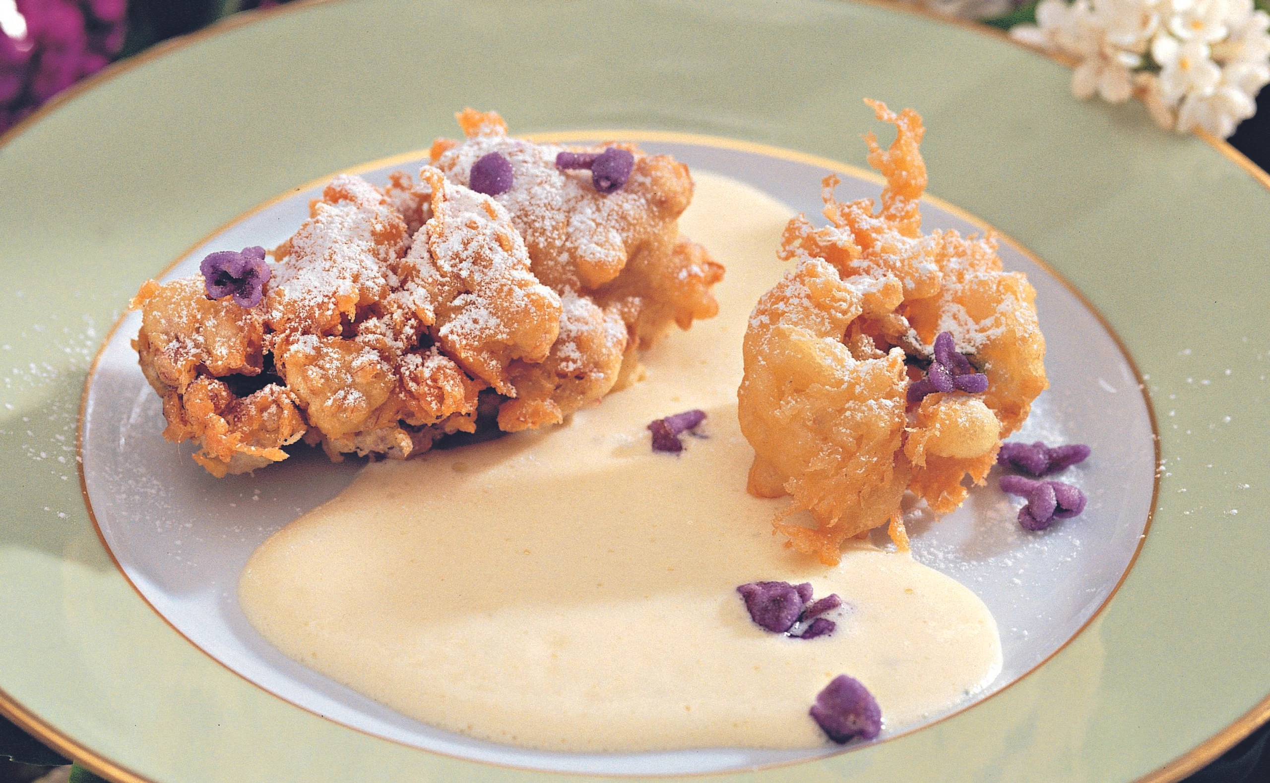 Gebackene Fliederblüten mit Wein-Sabayon
