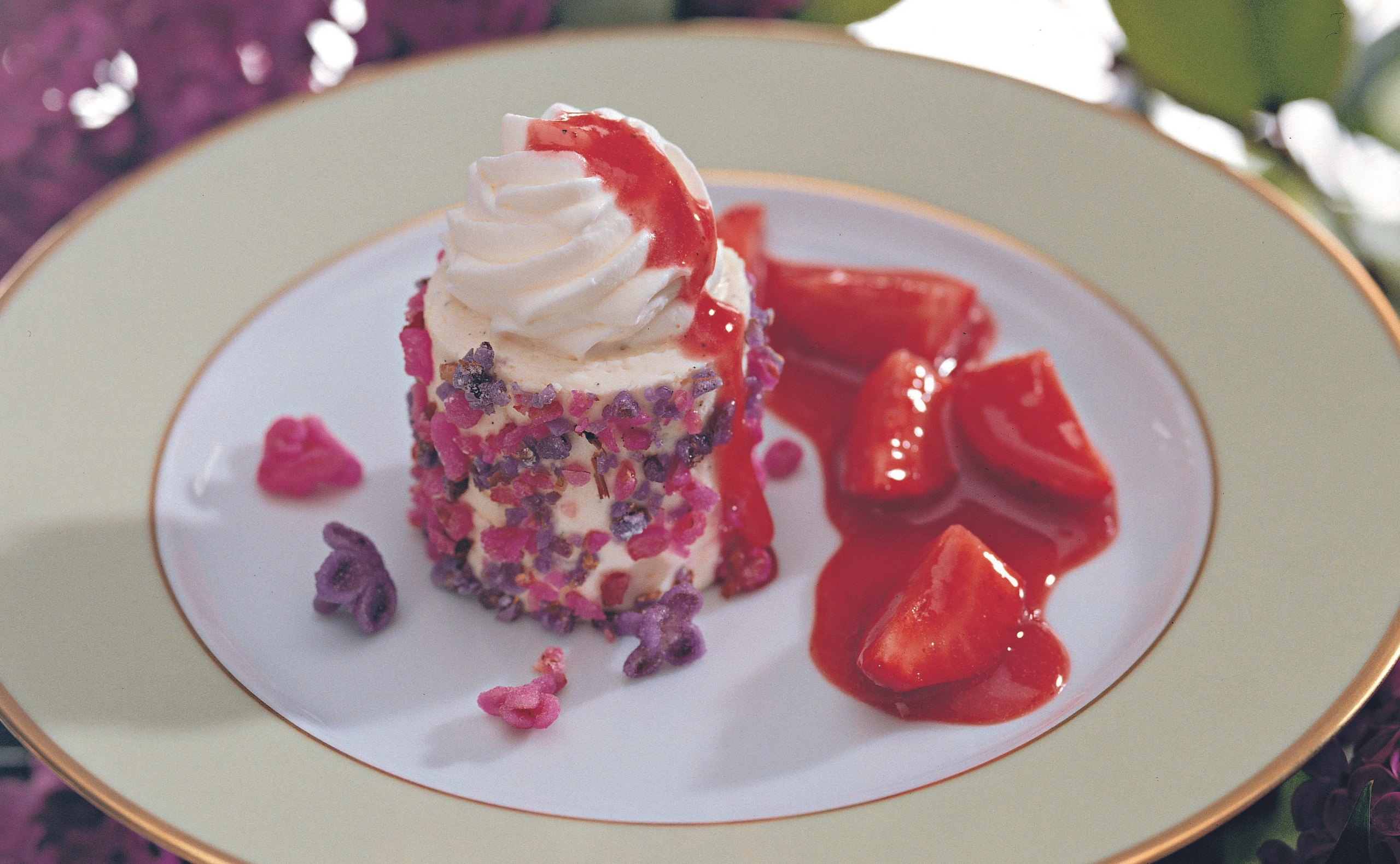 Vanille-Mandeltörtchen mit kandiertem Flieder