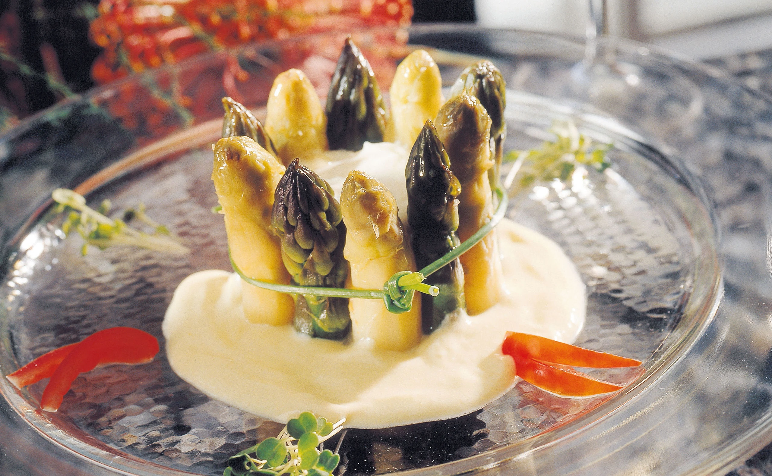 Spargel-Törtchen mit Joghurt-Senfsauce