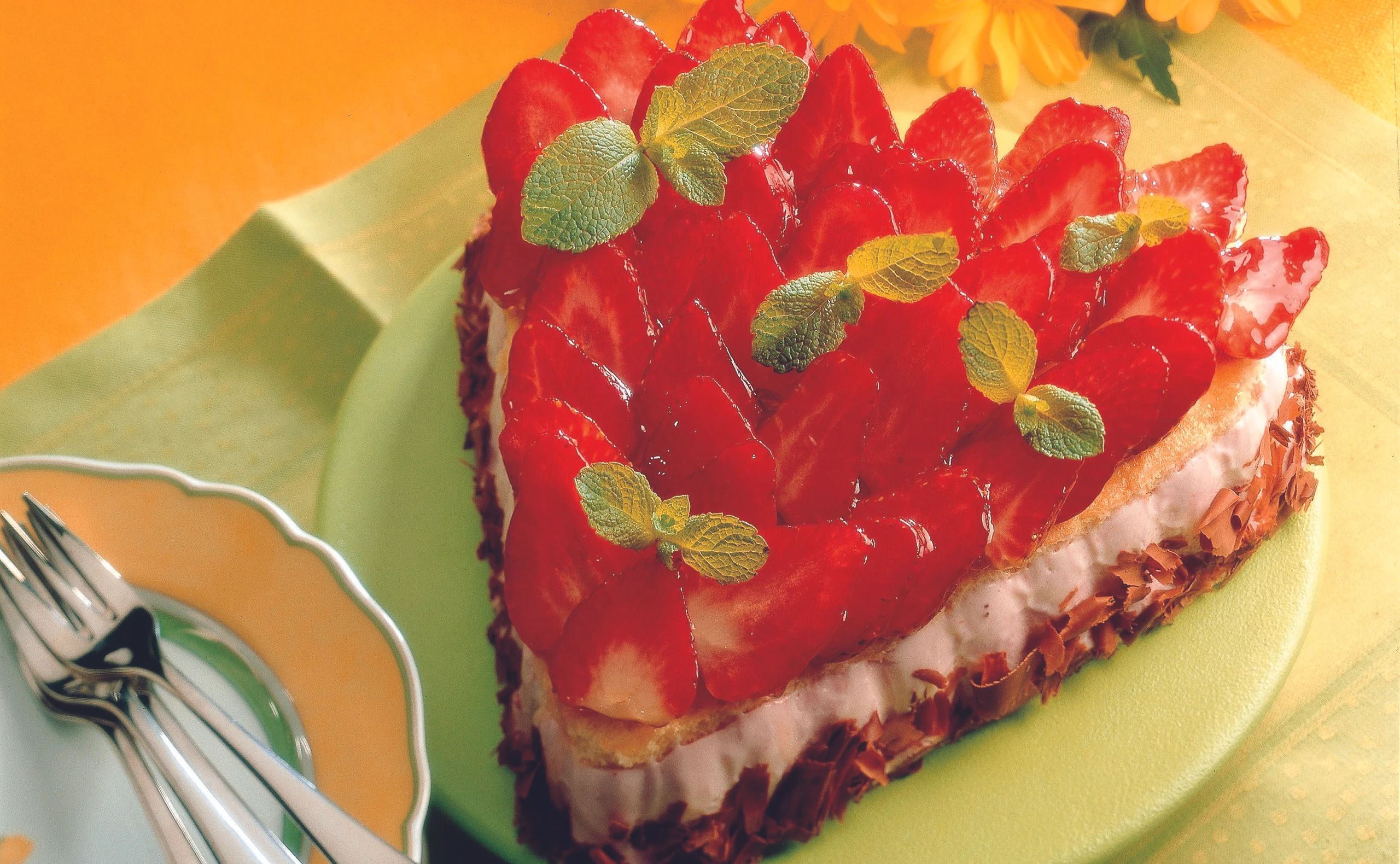 Biskuit-Herz mit Rhabarbercreme