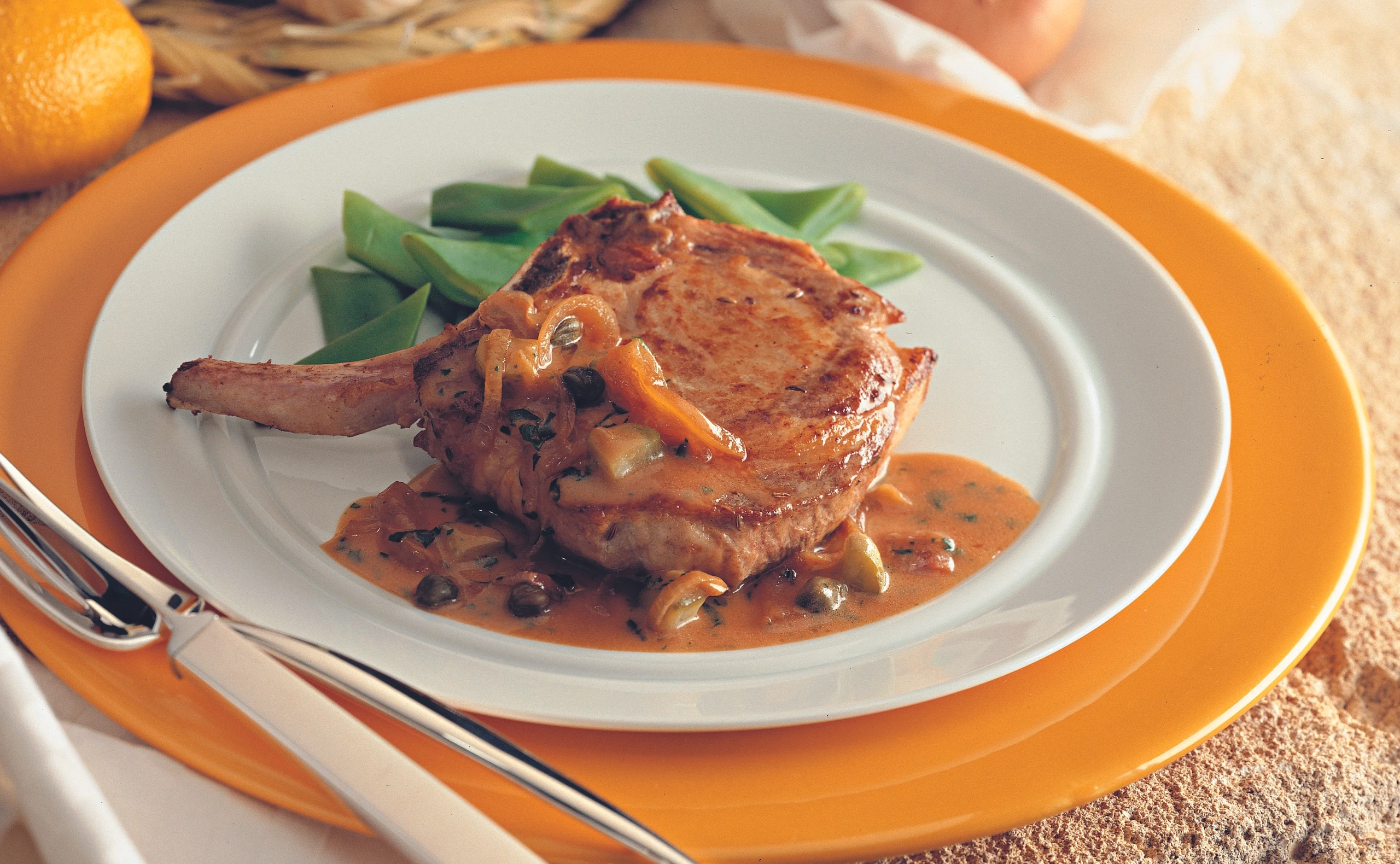 Gebratene Schweinskoteletts mit würzigem Saft