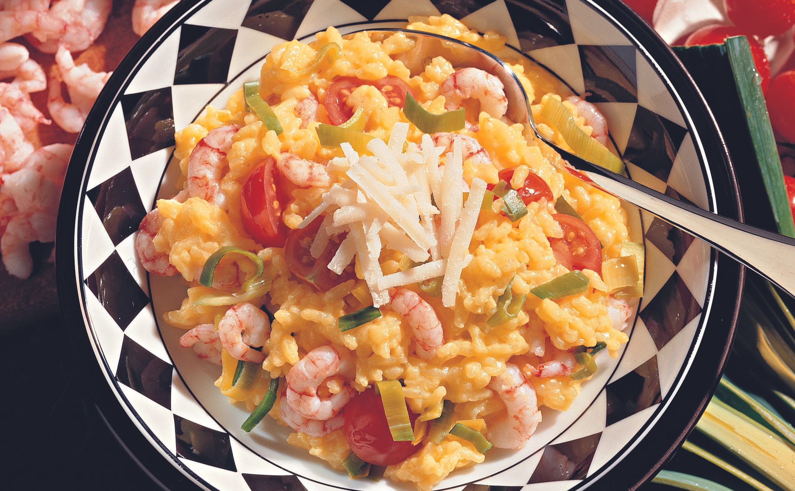 Safran-Risotto mit Lauch, Shrimps und Paradeisern