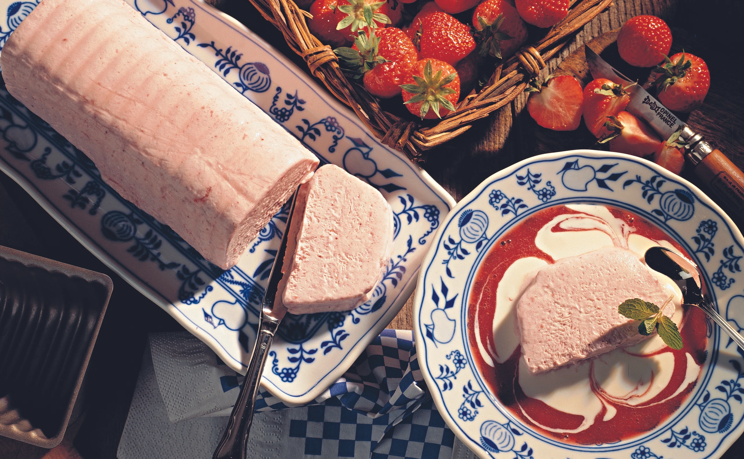 Erdbeer-Parfait mit Erdbeersauce