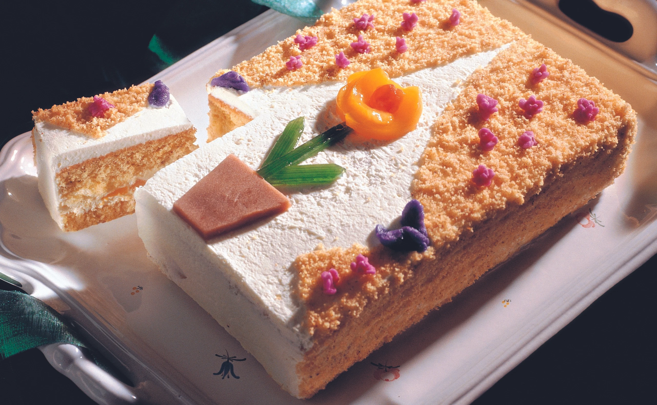 Pfirsich-Mandelkuchen mit Blütendekor