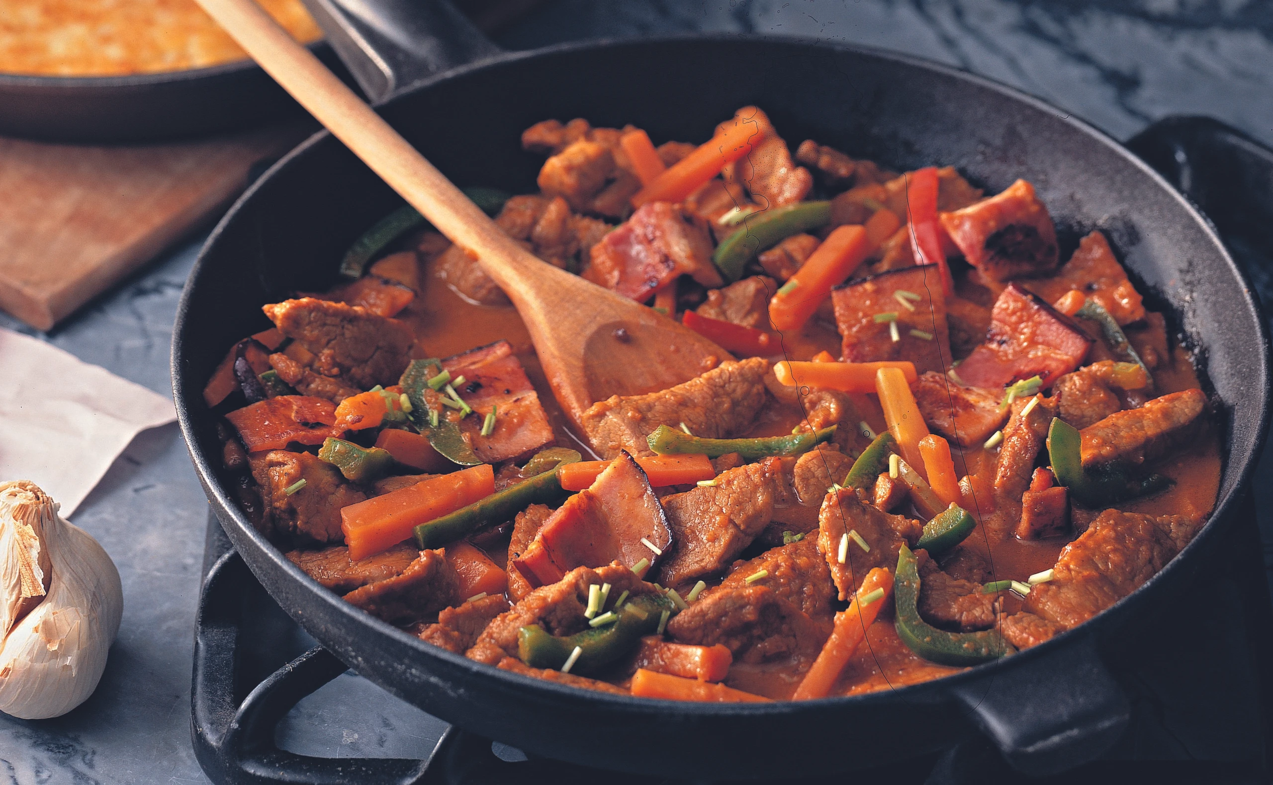 Schweinsgeschnetzeltes mit Speck und Erdäpfel-Rösti