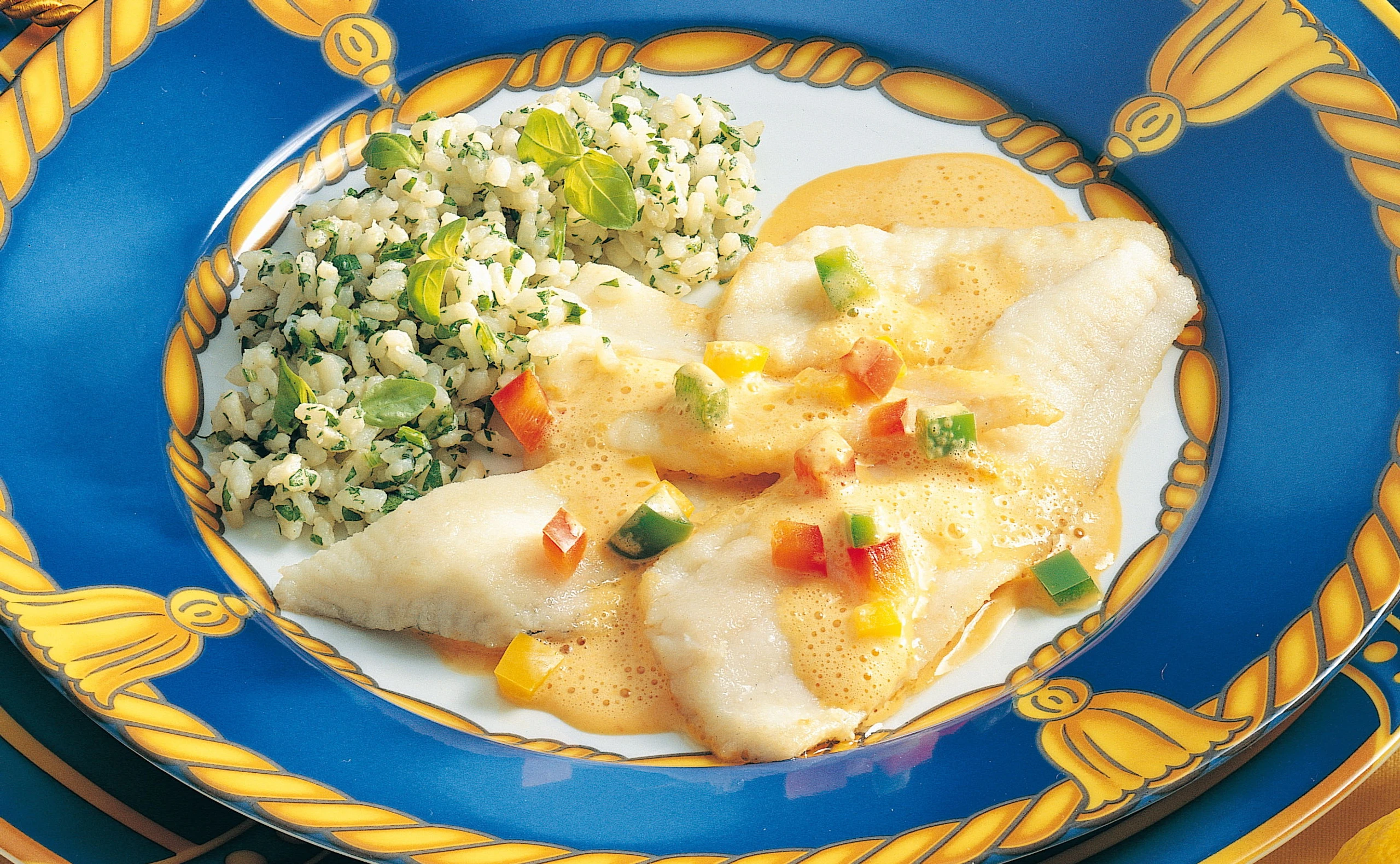 Gebratene Schollenfilets mit Paprikasauce und Kräuterreis