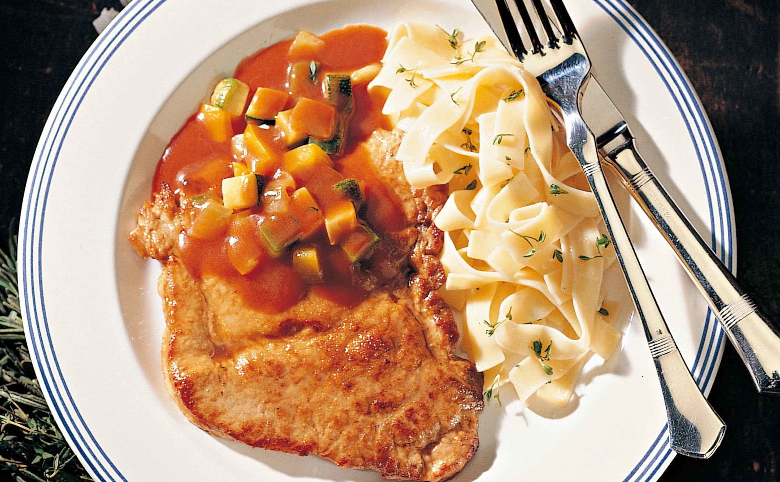 Schweinsschnitzel mit Gemüsesauce