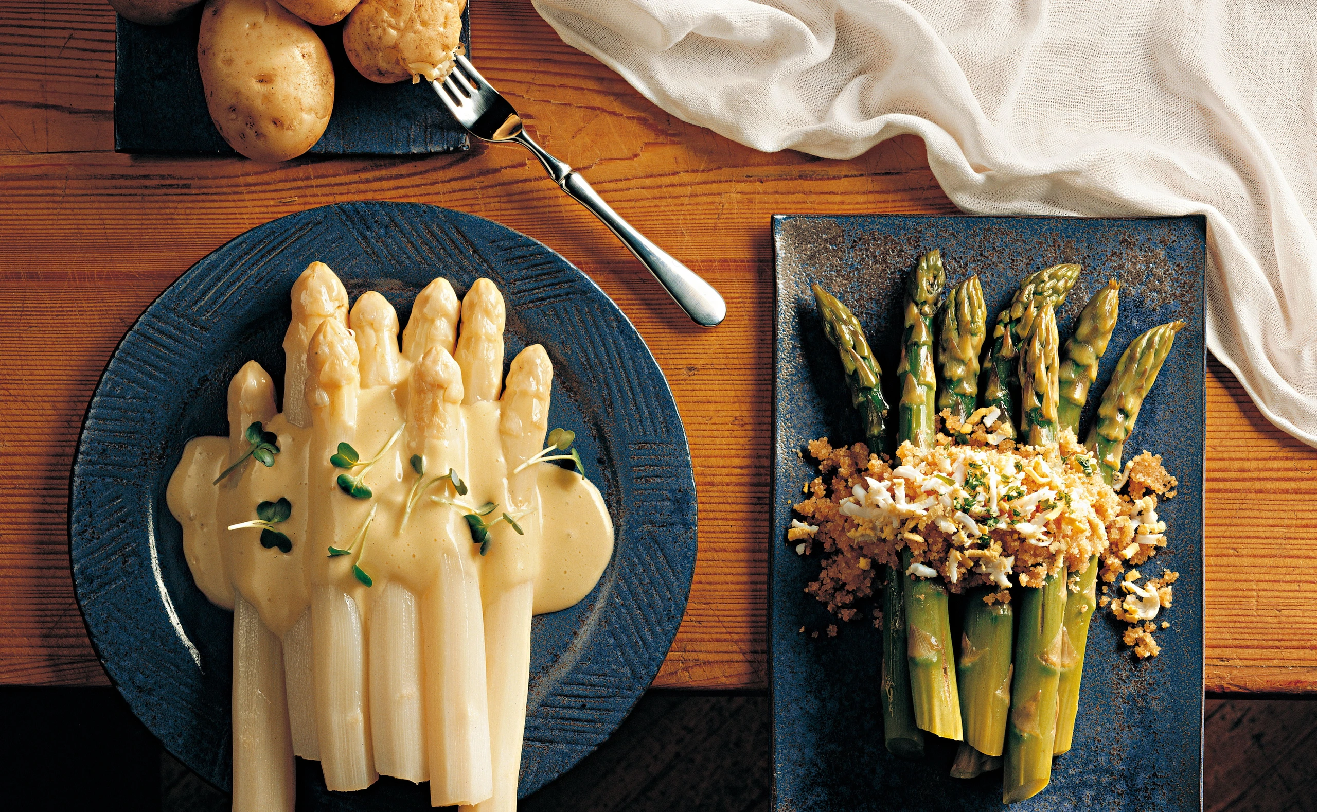 Zweierlei Spargel mit klassischen Beilagen