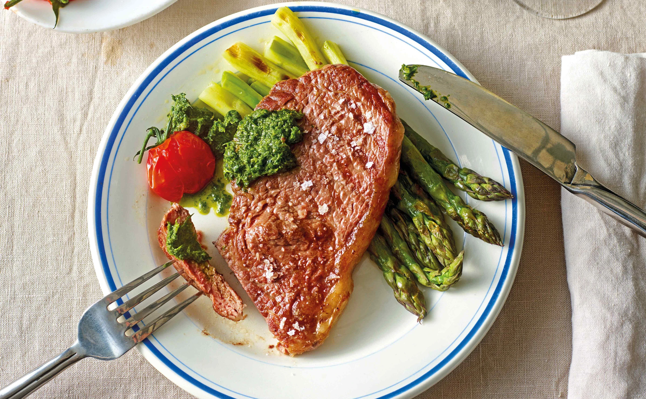 Entrecôte mit Salsa verde und Spargel