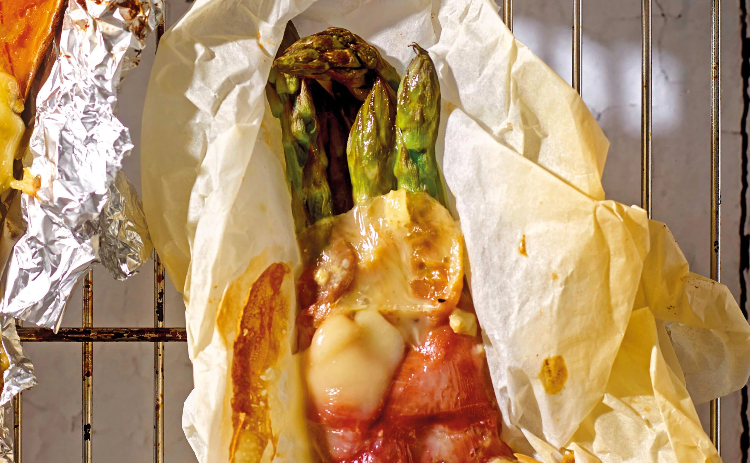 Spargelpäckchen mit Prosciutto und Taleggio