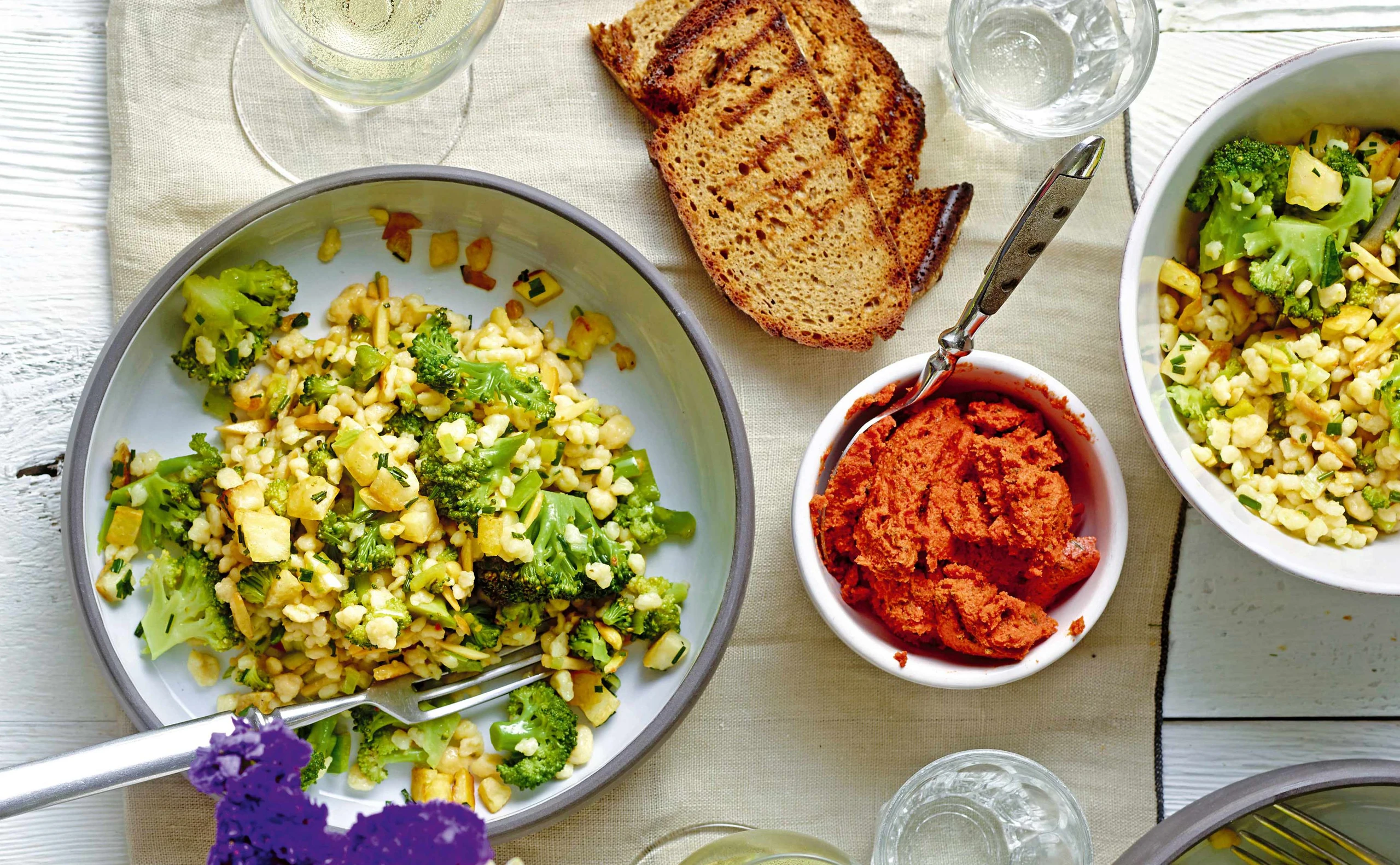 Brokkoli-Tarhonyasalat mit Halloumi