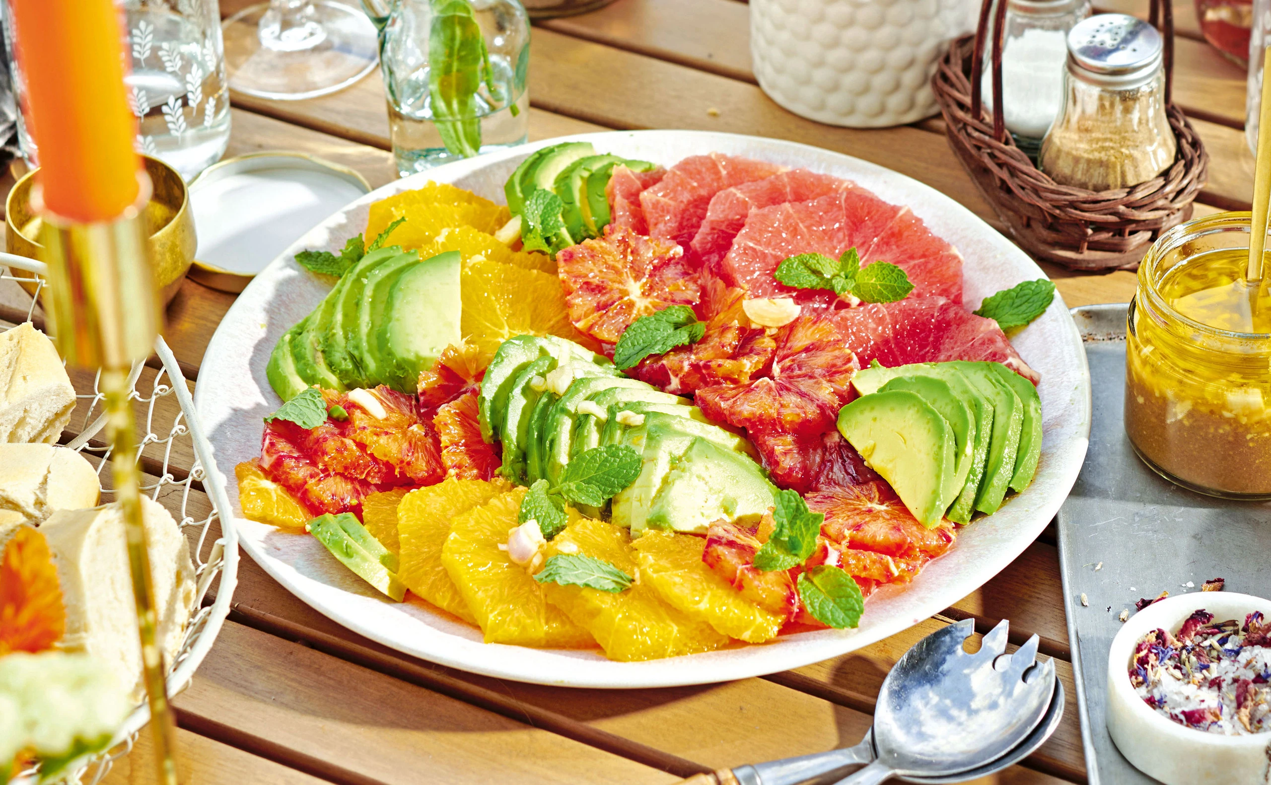 Zitrusfrüchtesalat mit Avocado und Honig-Vinaigrette