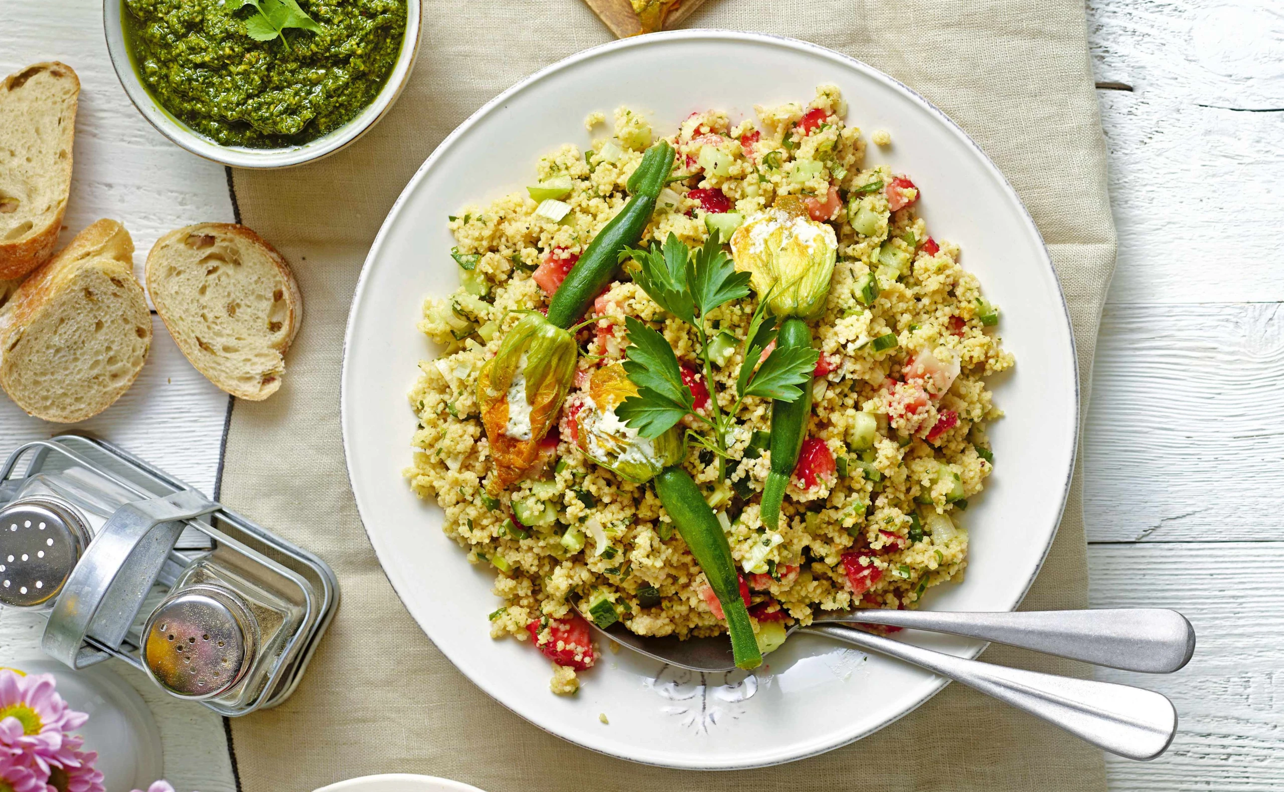 Tabouleh mit Erdbeeren und gefüllten Zucchiniblüten