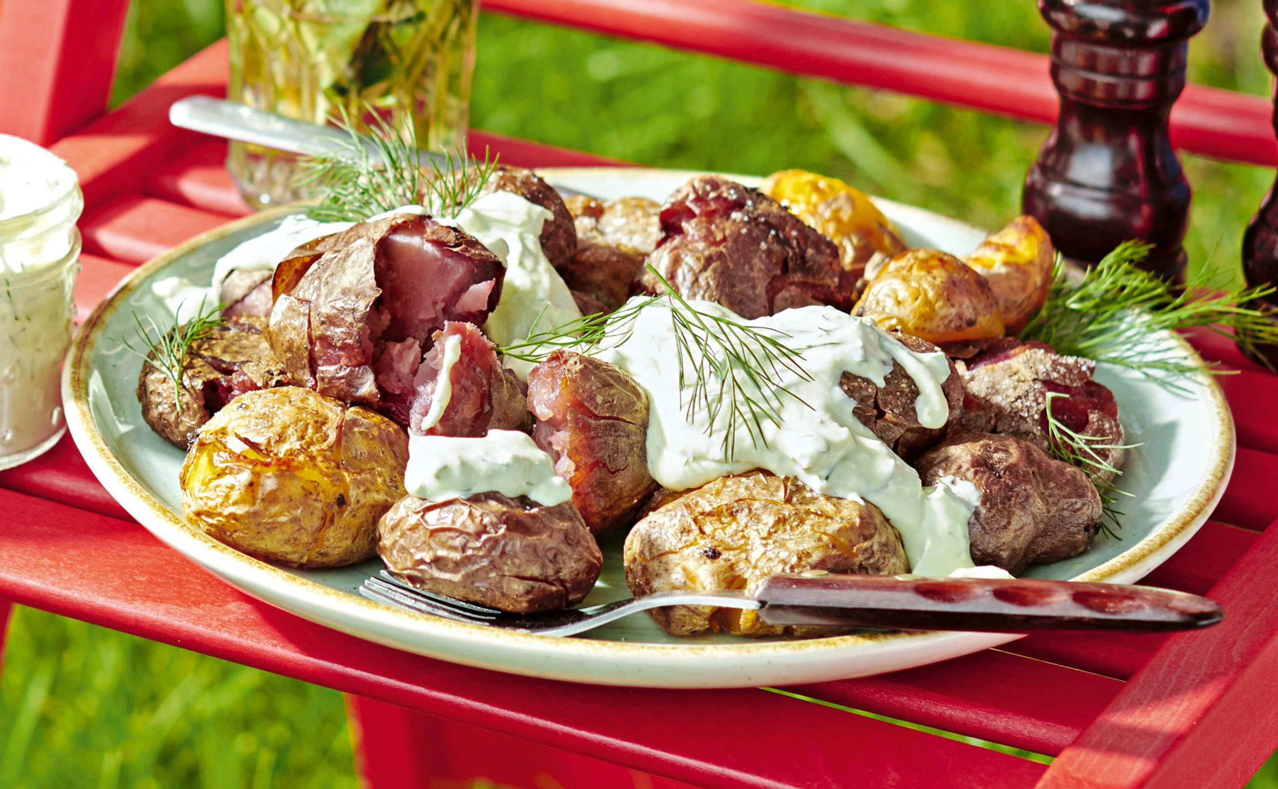 Grill-Erdäpfel Salat mit cremigem Feta-Dill-Dressing