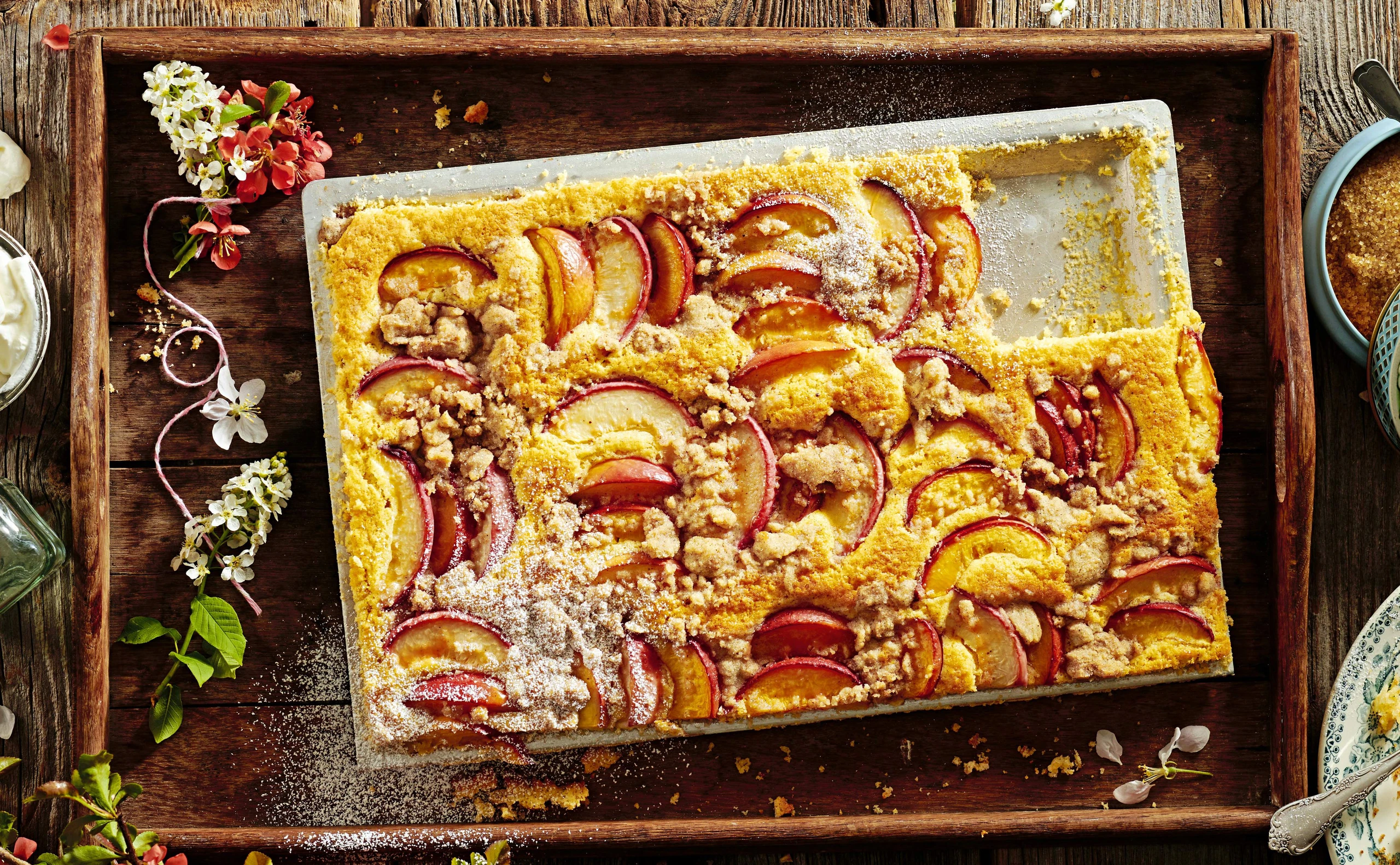 Buttermilch-Blechkuchen mit Nüssen und Pfirsichen