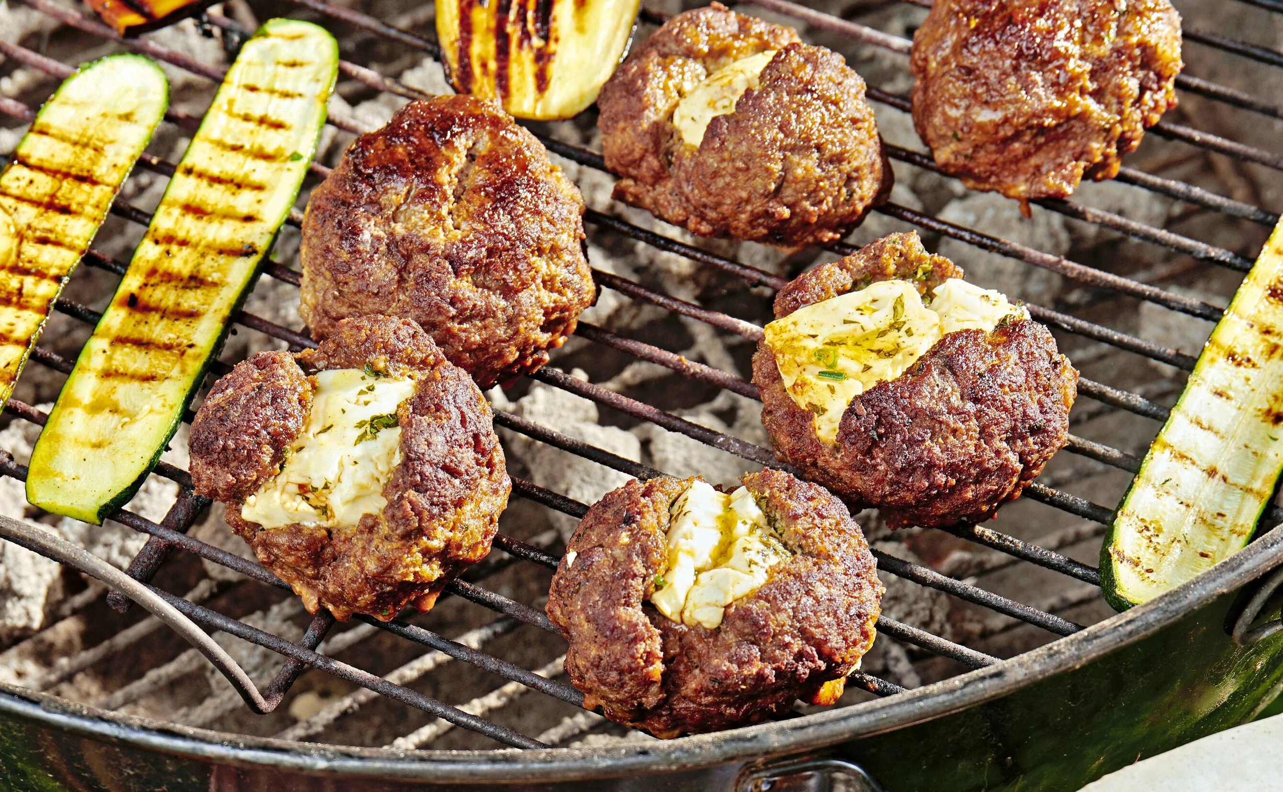 Gefülle Faschierte Laibchen mit Feta & Grillgemüse, Braterdäpfel