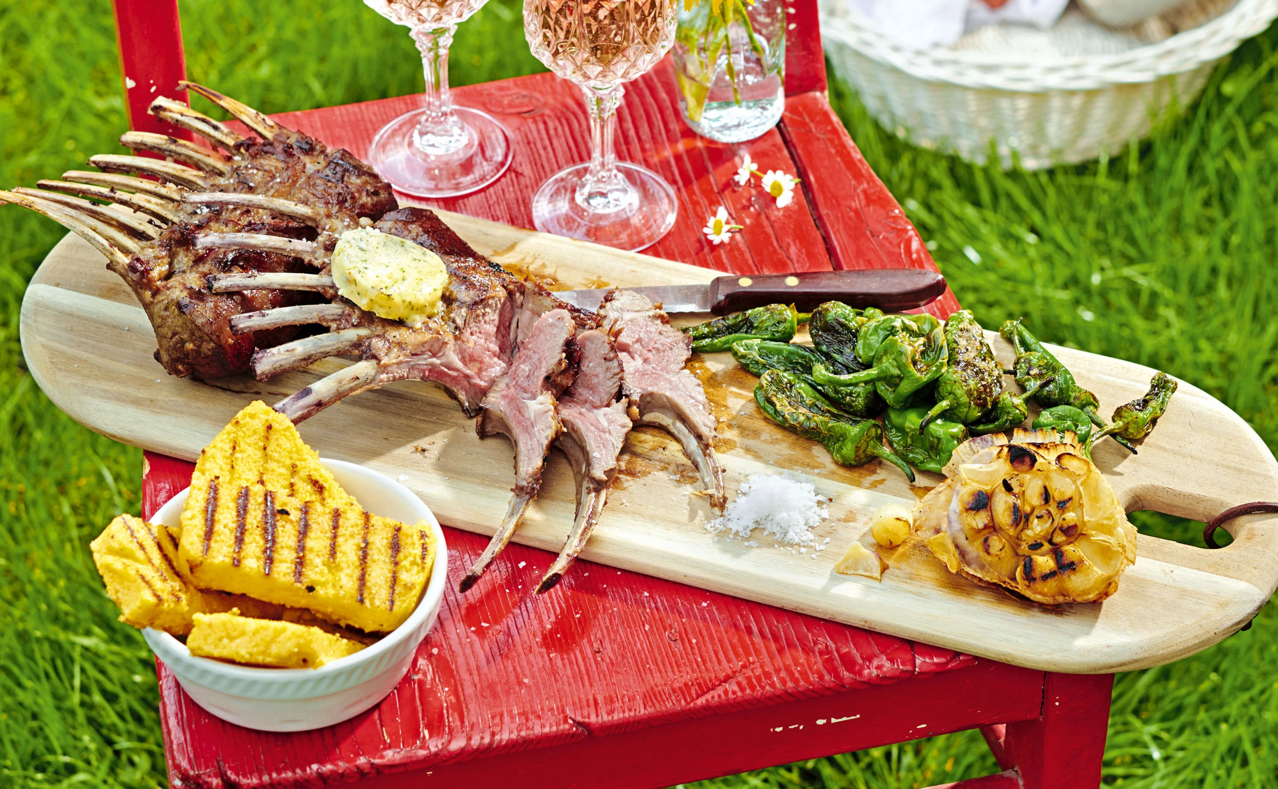 Lammkarree mit Polentaschnitten & Pimentos