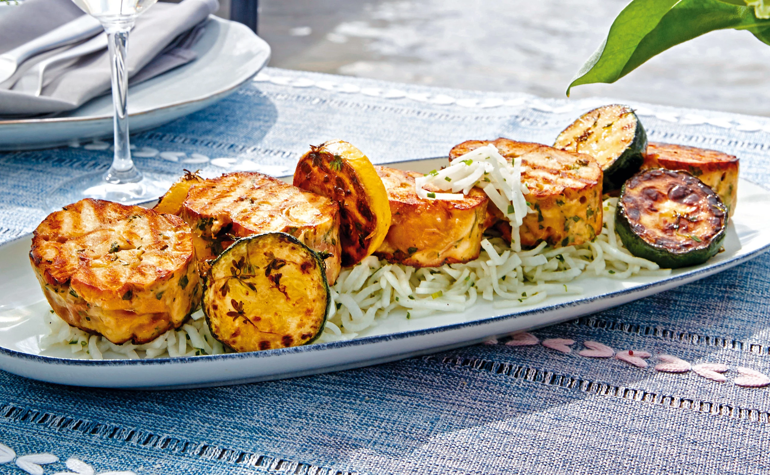 Laugenknödel vom Grill mit Zucchini und Rettichsalsa