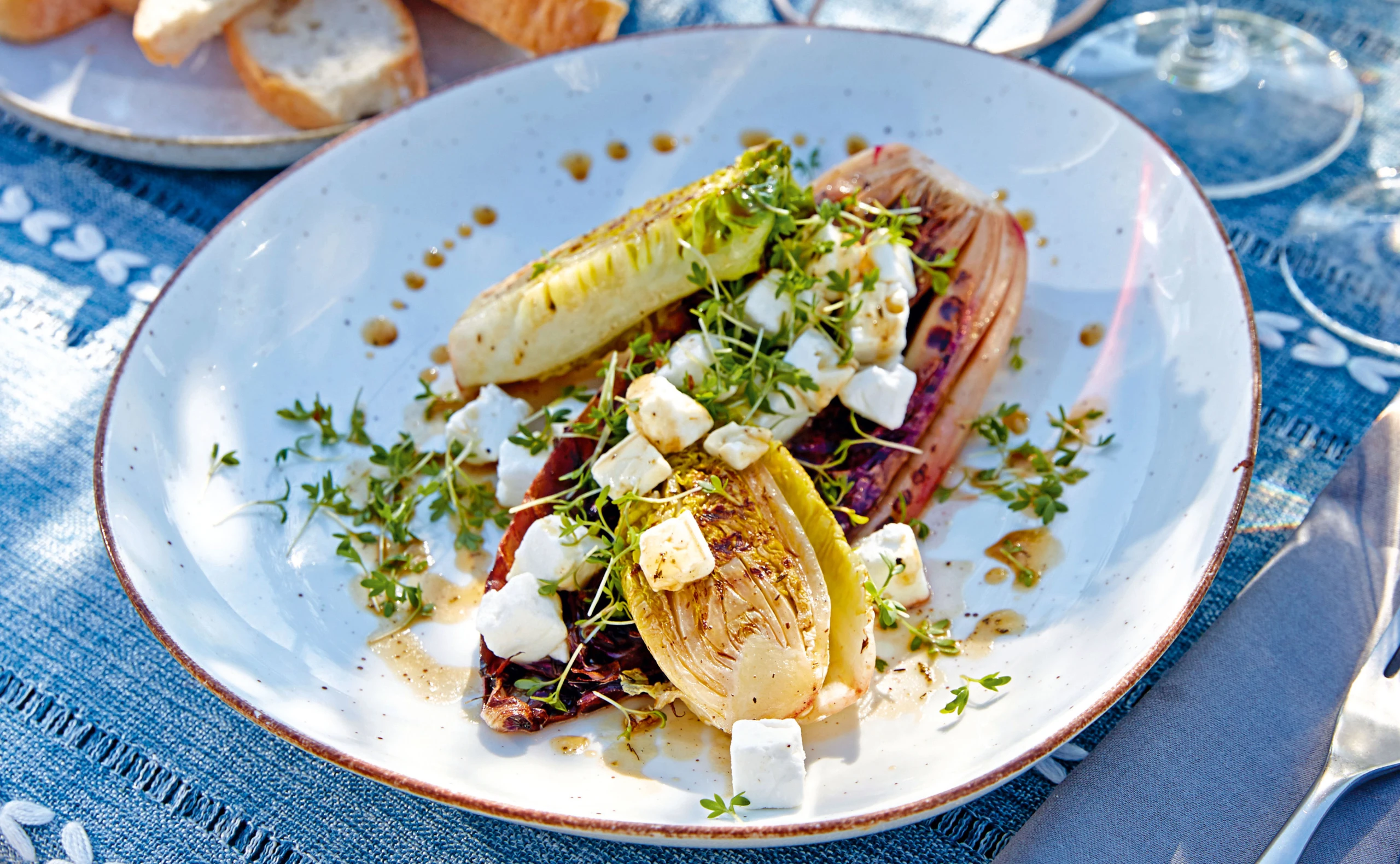 Gegrillter Salat mit Mozzarella und Balsamico-Kräuterdressing