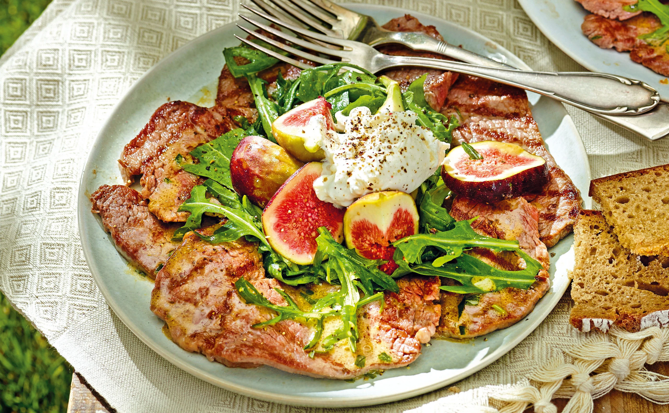 Zartes Rindsfilet mit Senfsauce, Feigen und Burrata