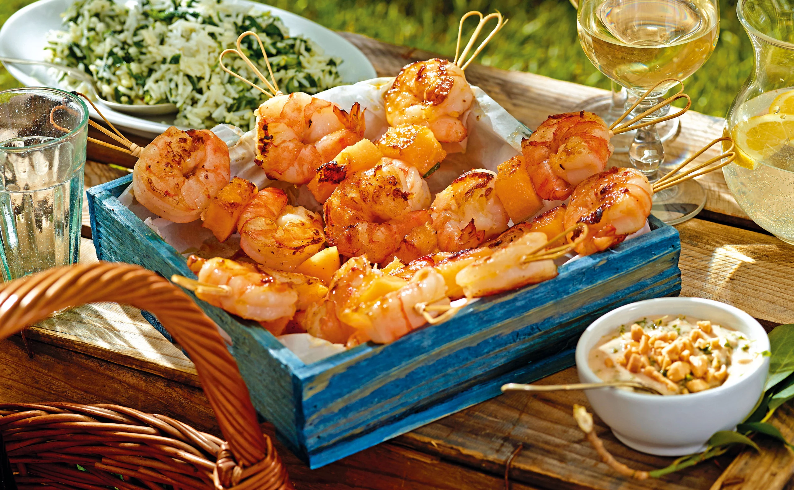 Garnelenspieße mit Melone und Erdnuss-Kokossauce