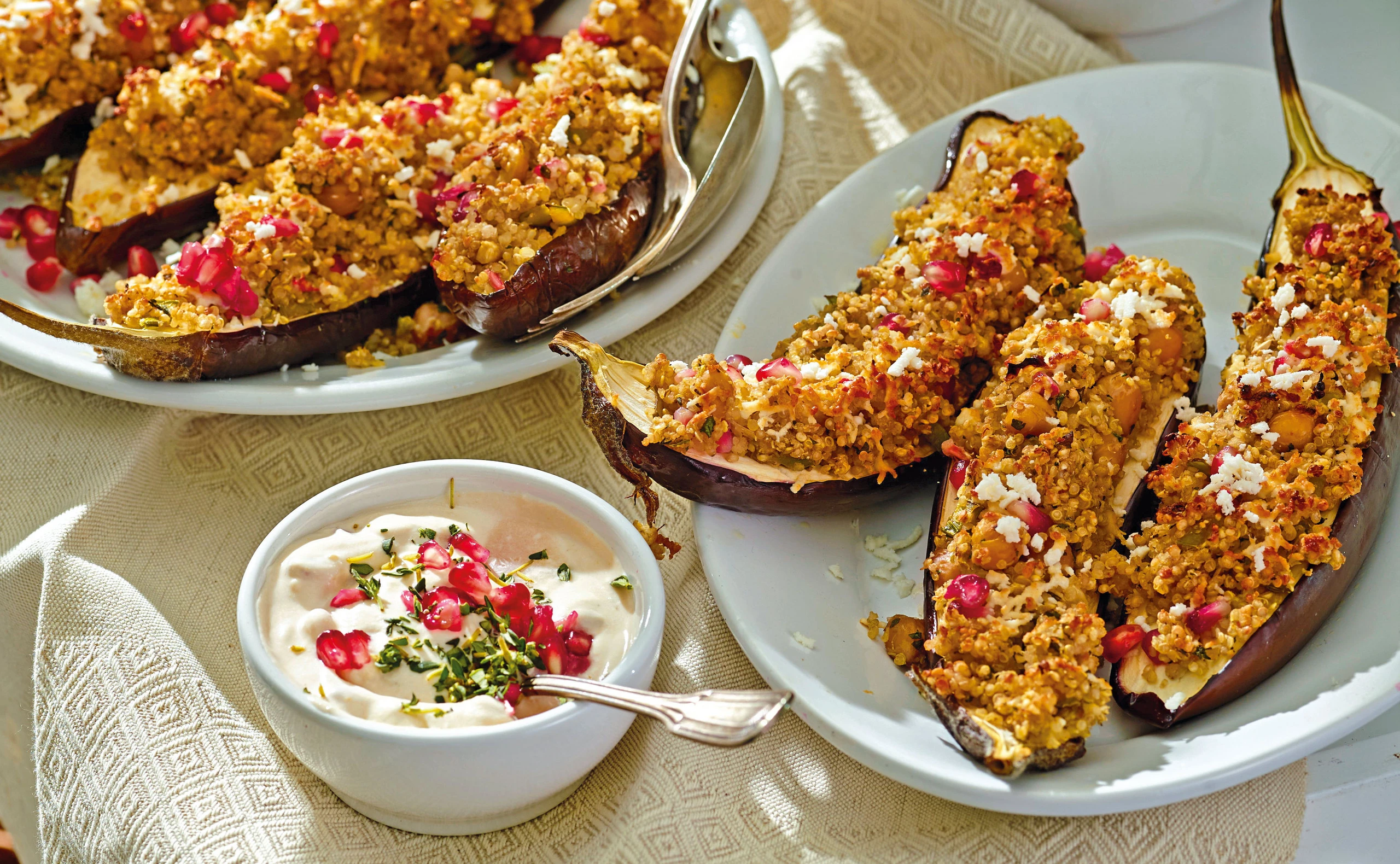 Gefüllte Mini-Melanzani mit Kichererbsen-Quinoa, Feta und Granatapfelsauce