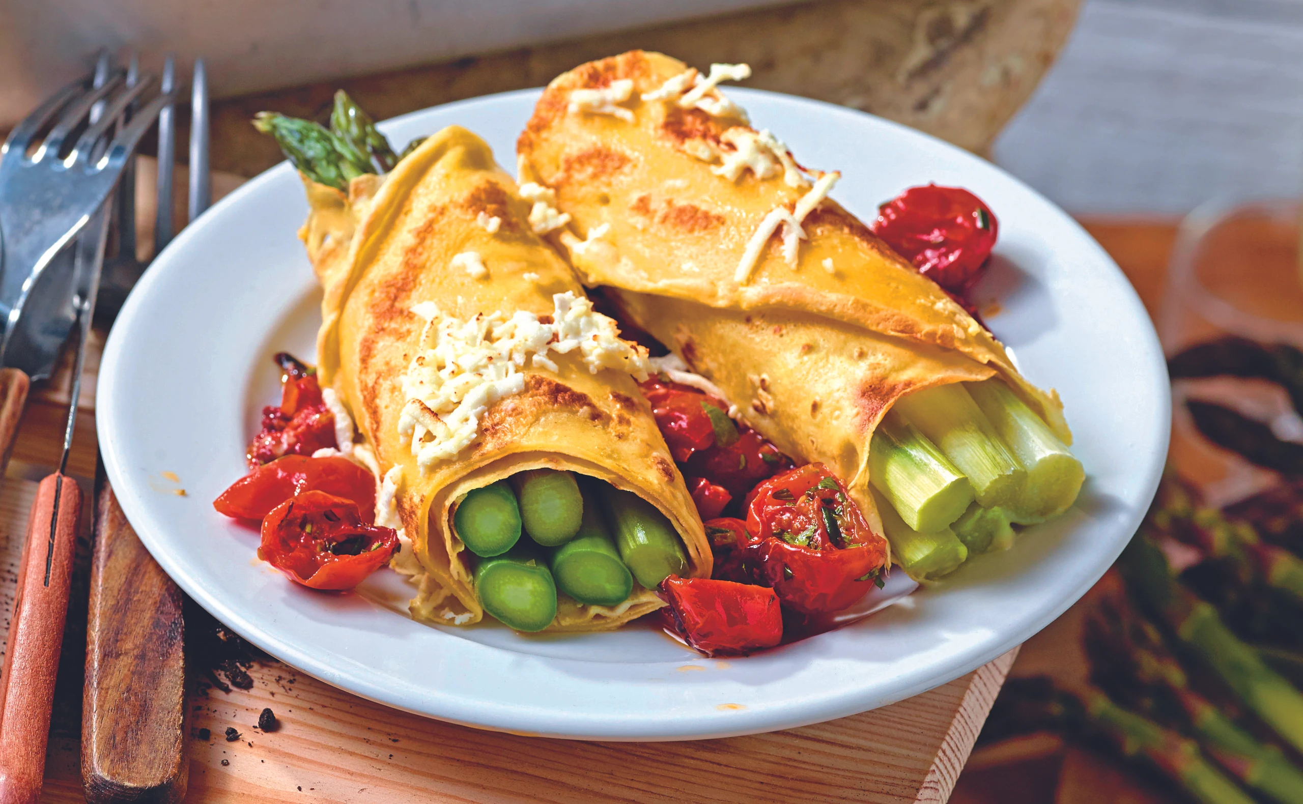 Palatschinken mit grünem Spargel, Schmorparadeisern und Käsesauce