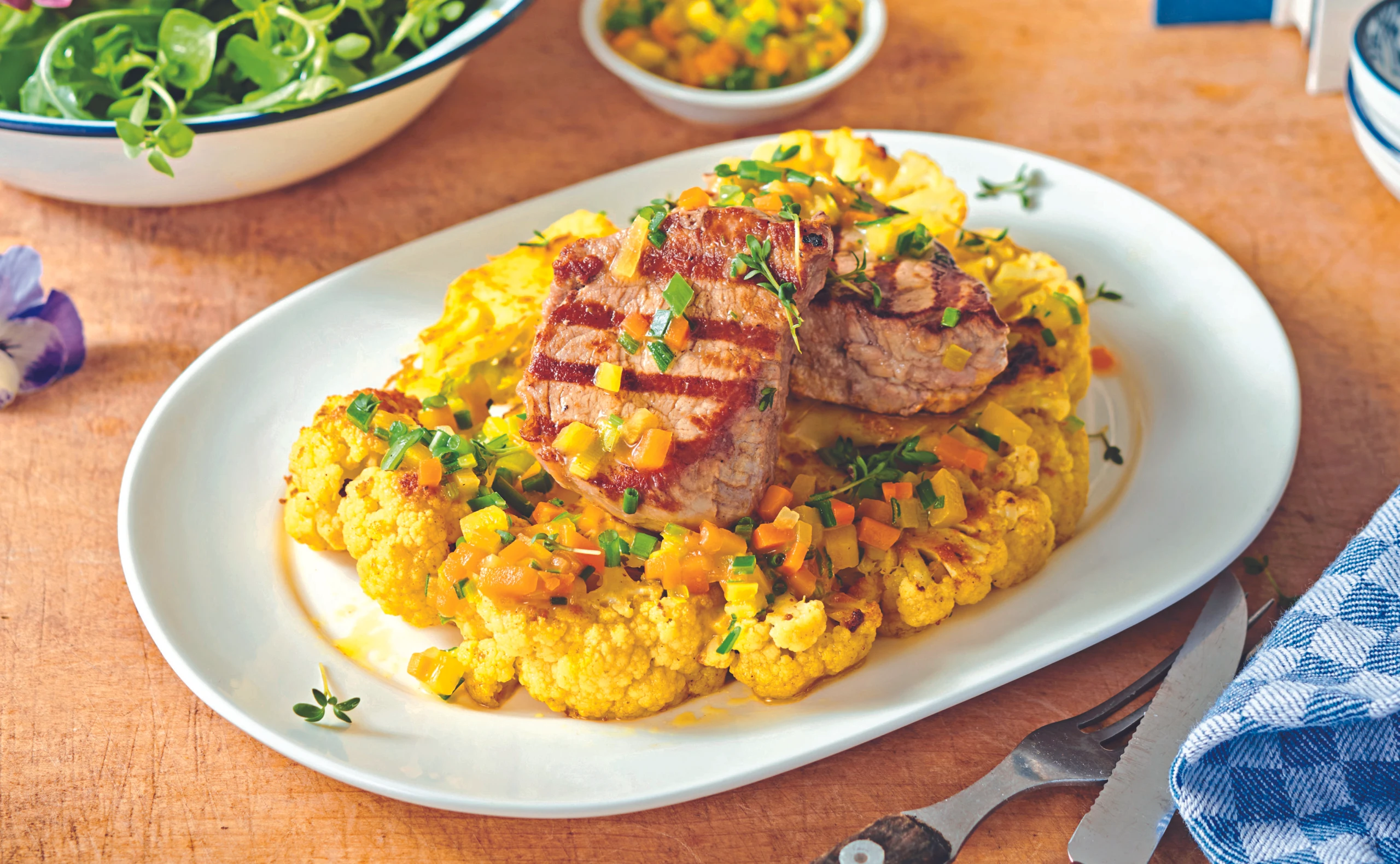 Kalbsmedaillons mit Karfiol, Gemüsesalsa und Kräutersalat