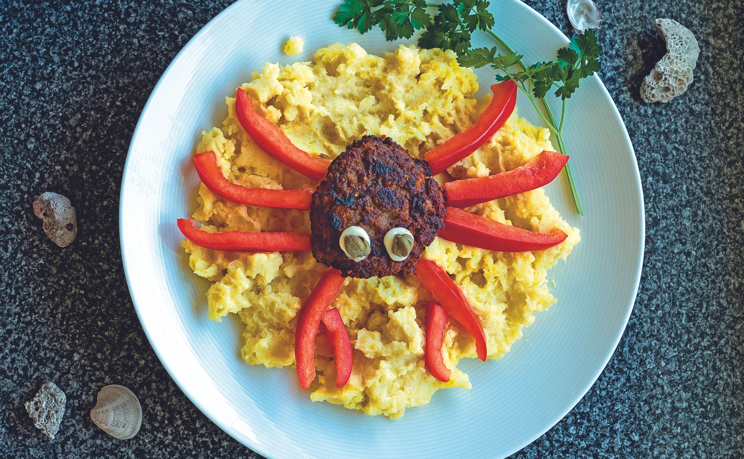 Krebs im Sand: Faschierte Laibchen auf Erdäpfelpüree