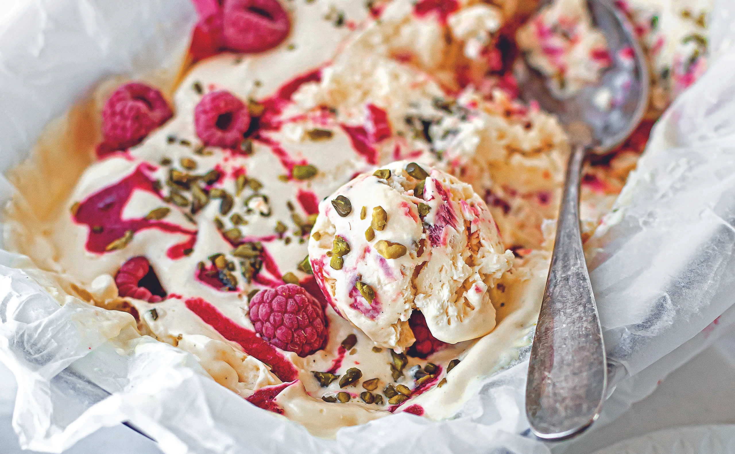 Himbeer-Semifreddo mit Pistazien