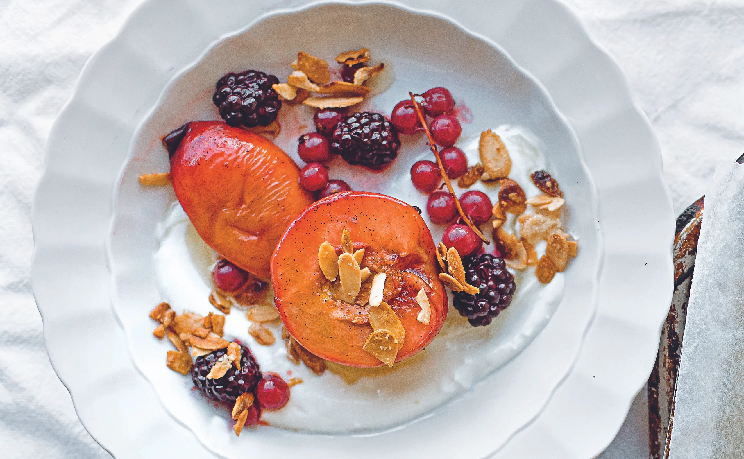 Geschmorte Sommerfrüchte mit Honig-Joghurt