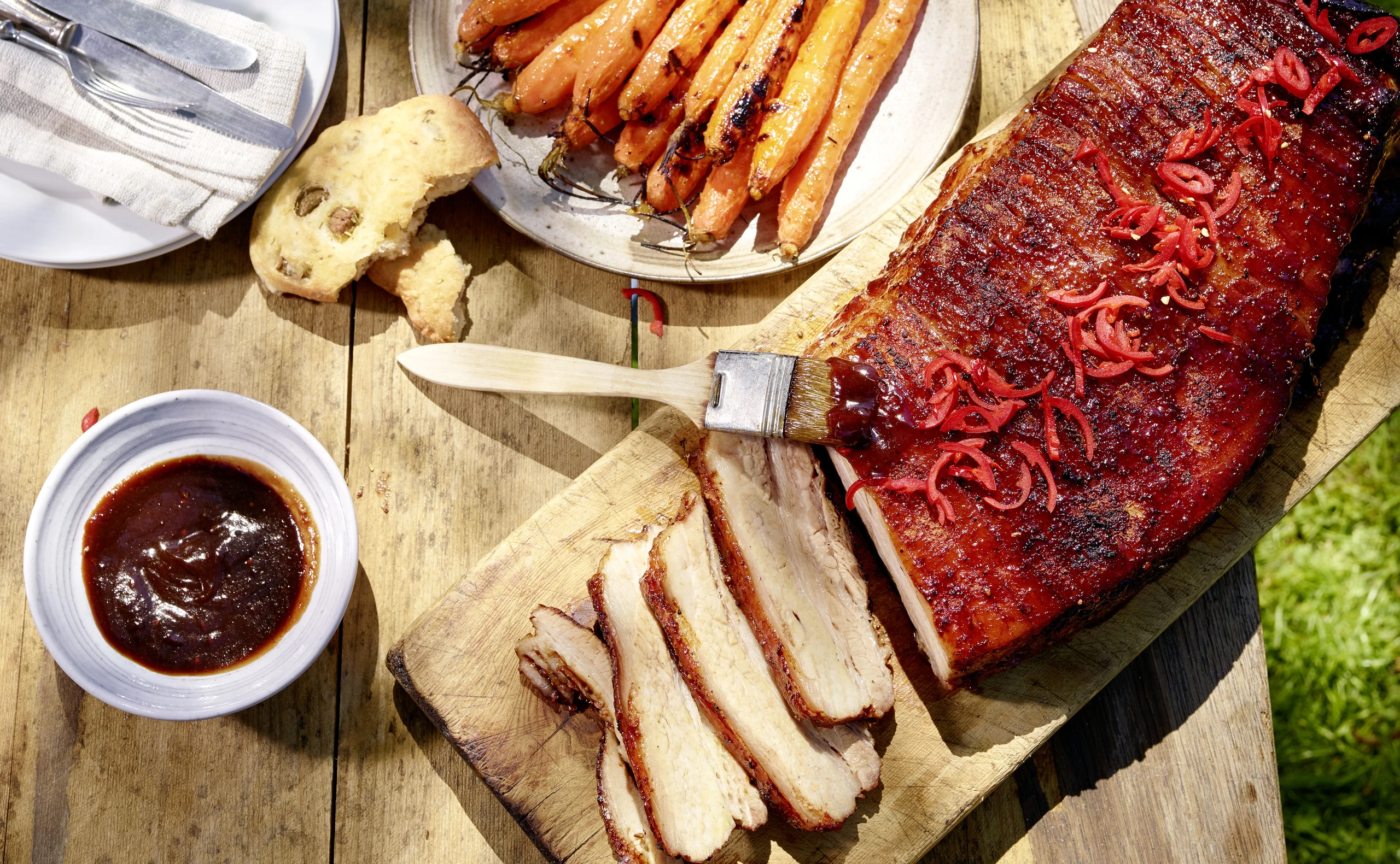 Glacierter Schweinebauch mit Coleslaw und Orangenkarotten